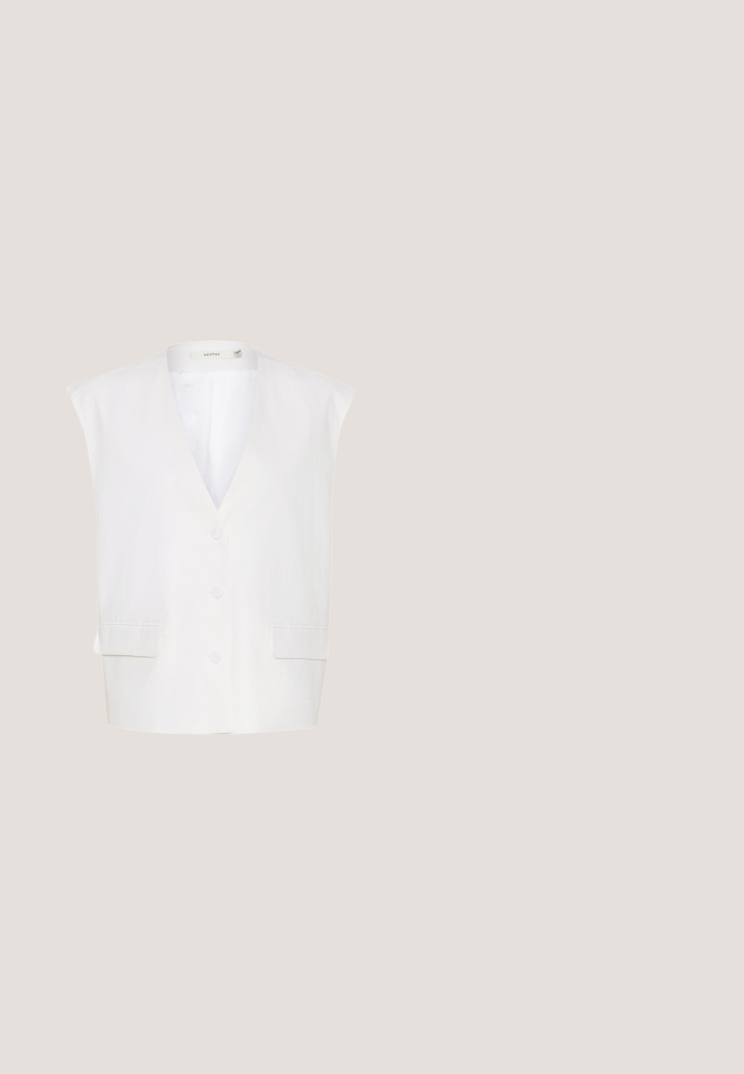 Hvid ærmeløs vest med en dyb V-hals, tre knapper, to forlommer og en glat stoffinish. Simpelt design med skræddersyede kanter.; Hvid ærmeløs tanktop med smalle blå vandrette striber og rund halsudskæring, vist på en ensfarvet baggrund.; Hvide linnedshorts med en afslappet pasform, der har to træknapper foran, pressefolder og opfoldede kanter.; Vævede strå-sandaletter med en sort fodseng, der har to krydsgående stropper, tekstureret overflade og en gummisål med en kontrasterende kant.; Brune skildpaddemønstrede rektangulære solbriller med let rundede kanter og brune tonede linser.; Tofarvet vævet beige og sort håndtaske med sort skulderrem, spandform og åben vævemønster.