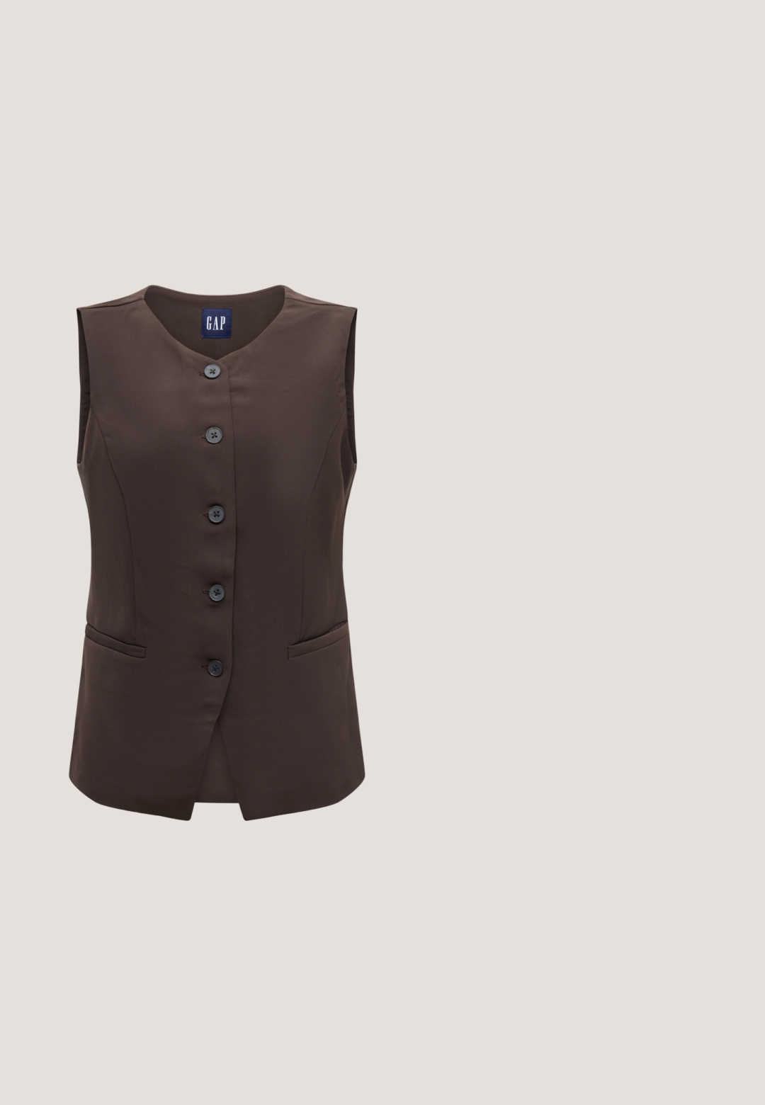 Bruine mouwloze vest met knopen, twee voorzakken en een ronde kraag, voorzien van een GAP-label aan de binnenkant van de halslijn.; Donkerbruine, aansluitende top met lange mouwen, een brede ronde halslijn en gladde stof, getoond tegen een lichte achtergrond.; Lichtgrijze, wijde broek van textuurstof, voorzien van twee voorplooien en twee zijzakken. Strak, op maat gemaakt ontwerp.; Bordeaux leren penny loafer met zwarte zool en goudkleurig metalen detail op de vamp, weergegeven in zijaanzicht op een witte achtergrond.; Bordeaux leren totebag met een gestructureerde vorm, textuur op het oppervlak en dubbele handvatten. Heeft een metalen logo-accent aan de voorkant.; Een paar glanzende oorringen in goudkleur met een lusvormige, gedraaide en verstrengelde ontwerp, afgebeeld op een eenvoudige witte achtergrond.