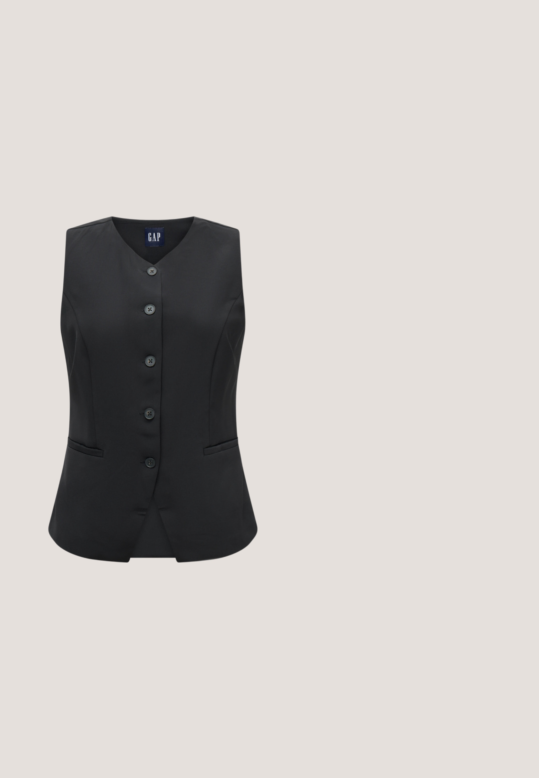Sort ærmeløs vest med knapper, V-udskæring og to forlommer med indsnit, skræddersyet til et tætsiddende look.; Sort langærmet top med en tætsiddende pasform, tekstureret stof og høj halsudskæring. Har en skjult lynlås på ryggen til lukning.; Bredde sorte bukser lavet af blødt stof, med snoretræk i livet, glat tekstur og uden synlige lommer eller mønstre.; Sorte patenterede læderslingbacks med spidse tæer, lav blokhælt og justerbar ankelrem med guldspænde.; Sort læderhåndtaske med rektangulær form, der har en top-håndtag og hardware i guldtonet. Glat tekstur, minimalistisk design.; Guldfarvede stud øreringe med en glat, rund form og en reflekterende overflade, der fremhæver et minimalistisk design uden synlige mønstre.