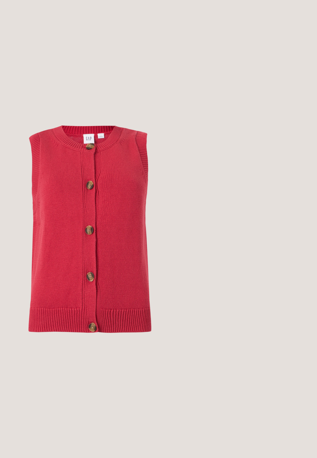 Rød ærmeløs strikket cardigan med rund hals og brune knapper foran, foldet fladt på en hvid baggrund.; Strikket sweater i marineblå og hvid med et geometrisk trekantet mønster. Har en rund halsudskæring samt ribbede manchetter og kant.; Sorte vidde bukser med høj talje og glat front, designet til en afslappet, professionel pasform.; Sort laklæder stiletthæl med plateau og slingback, med sølvspænde og rund tå, vist fra siden på hvid baggrund.; Sort læder crossbody taske med en gylden kæde-rem, rektangulær form, magnetlukning og en guldfarvet logo-accent på forsiden.; Sølvfarvede dråbeøreringe med rektangulært forbundet design dækket af små glitrende krystaller på en hvid baggrund.