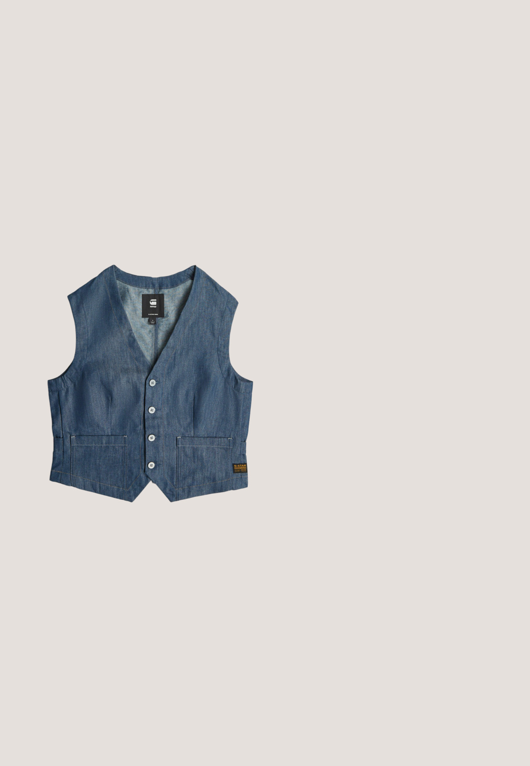 Gilet en denim avec un décolleté en V, cinq boutons et deux poches avant. Couleur bleu foncé avec des coutures visibles et une étiquette de marque sur le bas.; Crop top rouge à manches longues avec un graphique de crâne, rayures passant du rouge au rose, et une texture lisse. Accents argentés sur le design.; Jean en denim bleu à pattes d'éléphant avec une conception de volants superposés, présentant des détails lacés noirs sur les côtés et des bords effilochés.; Basket noire profil bas en tissu texturé, logo cœur blanc brodé sur le côté, lacets blancs et semelle fine à rayures blanches.; Lunettes de soleil aviateur noires oversize avec des verres teintés foncés, affichées sur fond blanc.; Sac à épaule en denim bleu foncé avec des appliqués floraux, boucle en argent et logo "Desigual" à l'avant, bandoulière réglable.
