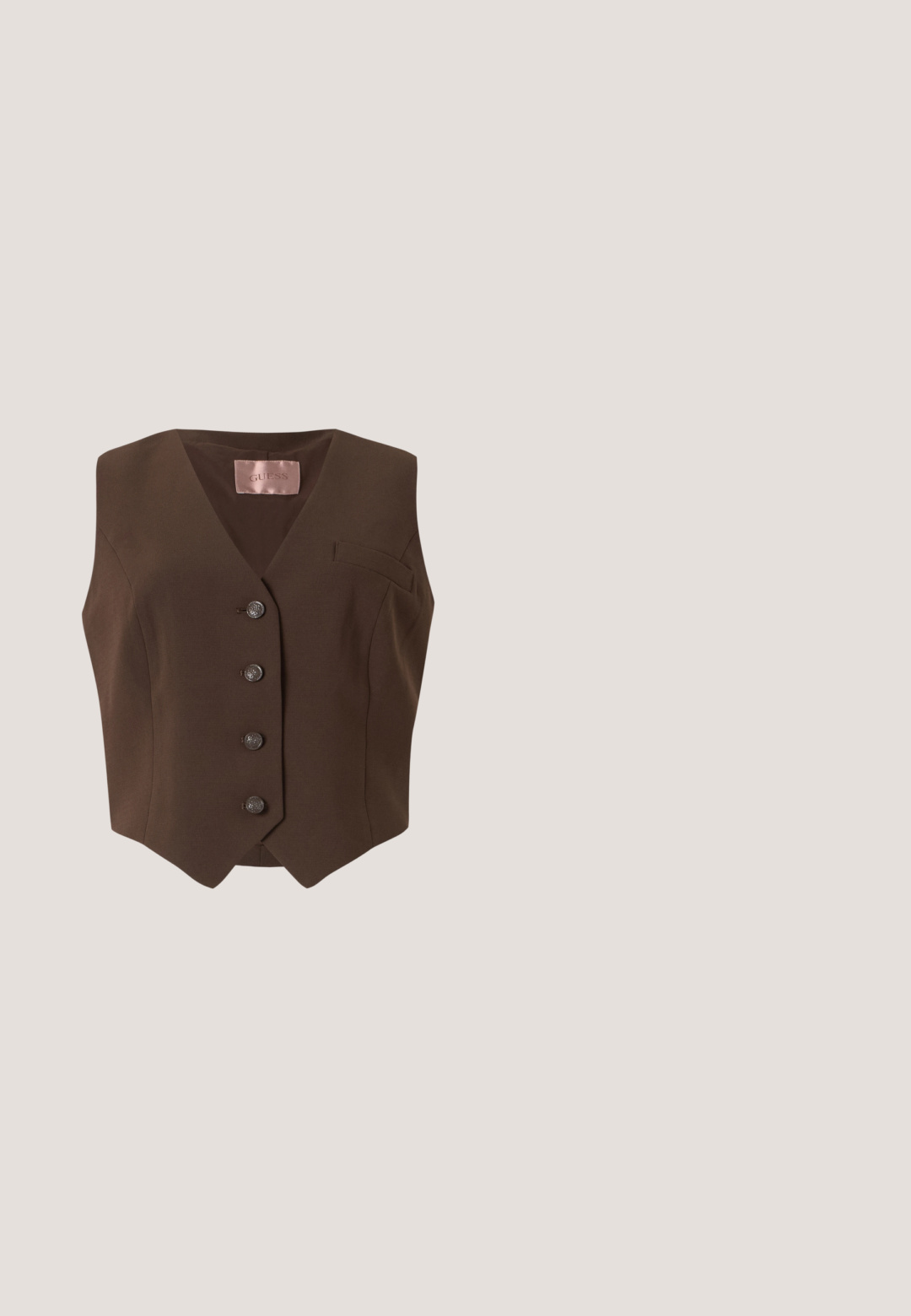 Guess THEOLINE PERFECT VEST - Vesta - espresso brown; Biela košeľa s dlhým rukávom a golierom, s gombíkovou prednou časťou, vyrobená z hladkej tkaniny so subtilným embosovaným vzorom.; Béžové široké nohavice s vysokým pásom, prednými záhybmi a širokými manžetami na leme, zobrazené na bielom pozadí.; Hnedá semišová lodička so špicatou špičkou a stredne vysokým podpätkom typu ihličkový podpätok, zobrazená z boku na bielom pozadí.; Taška typu tote v béžovej a hnedej koži, s jemnou semišovou klopou, zlatým oválnym zapínaním a jedným ramenným popruhom. Celkovo hladká textúra.; Pár zlatých kruhových náušníc s radom drobných kryštálov pozdĺž vonkajšieho okraja, zobrazených na jednoduchom svetlom pozadí.