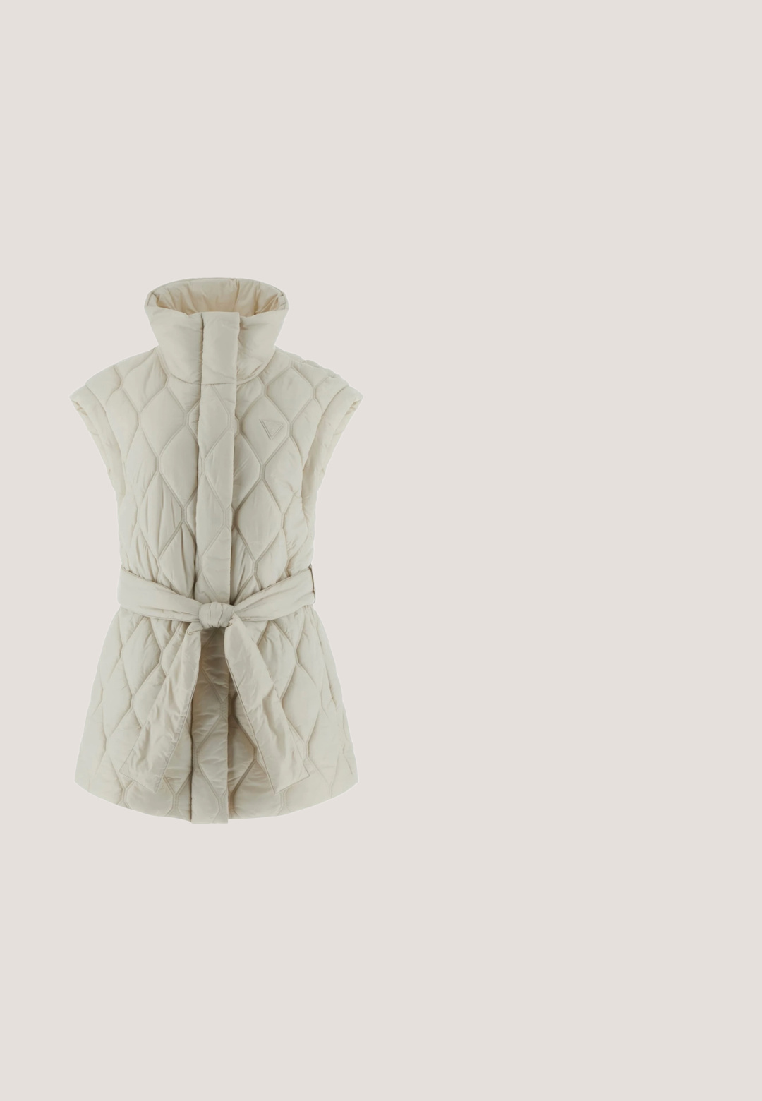 Beige quiltet vest med høj krave, ærmeløs design og et bindebælte foran. Har et diamantmønster og en glat tekstur.; Hvid cropped sweatshirt med lange ærmer, der har et mønster af kæder og hjerter i metaltråd langs halsudskæringen og skuldrene.; Lysblå denim jeans med lodrette hvide striber, lige ben-design, fem lommer og knaplukning i taljen.; Hvid lavsnudesneaker med snørebånd foran, brun hælpatch og "Michael Kors"-branding på siden, vist i profil på en ensfarvet baggrund.; Beige designerhåndtaske med to håndtag, frontlynlomme og påsat rejsetagg over en lys mønstret stofkrop.; Øreringe i guldfarve med cirkulær stift, en større åben ring og en lille klar firkantet krystal hængende fra hver ring.