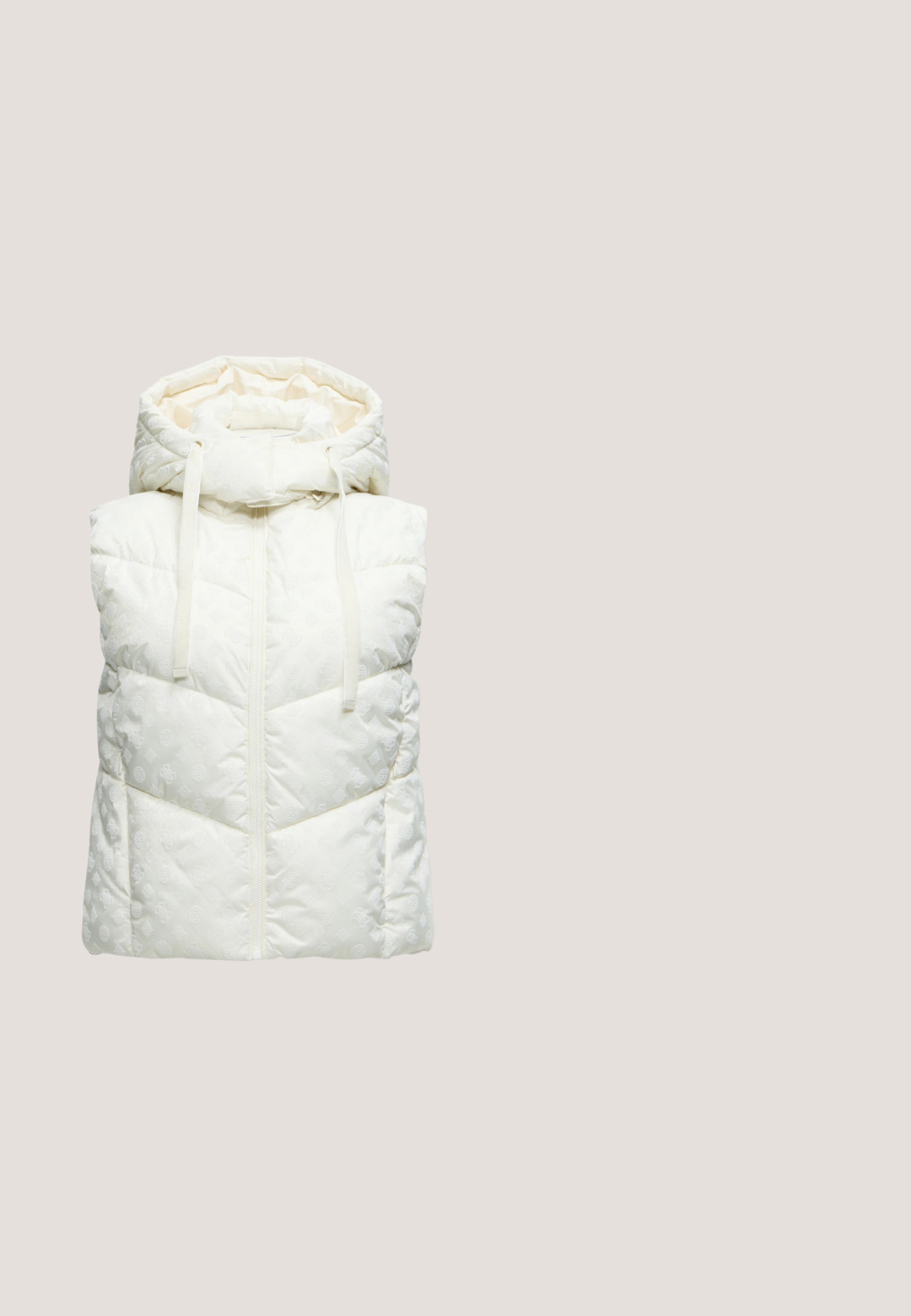 Veste blanche matelassée sans manches avec capuche et fermeture éclair à l'avant, présentant un motif embossé subtil et des cordons sur la capuche.; T-shirt blanc à manches courtes en côte, avec un petit texte rouge "GUESS JEANS" et un logo en forme d'étoile centrés près de l'encolure.; Pantalon de survêtement droit beige avec taille élastique et cordon, motif de logo subtil et petit écusson triangulaire sur la cuisse gauche.; Des sneakers chunky en crème avec une semelle intermédiaire blanche et une semelle en caoutchouc beige. Comprend des détails embossés et des œillets ronds pour les lacets avec des accents métalliques.; Sac d'épaule beige matelassé avec couture en chevron, bandoulière chaîne dorée, fermeture éclair, et logo triangulaire Guess à l'avant.; Bracelet chaîne en or avec un pendentif rectangulaire orné de petits cristaux clairs et un pendentif logo triangulaire près de la fermeture.