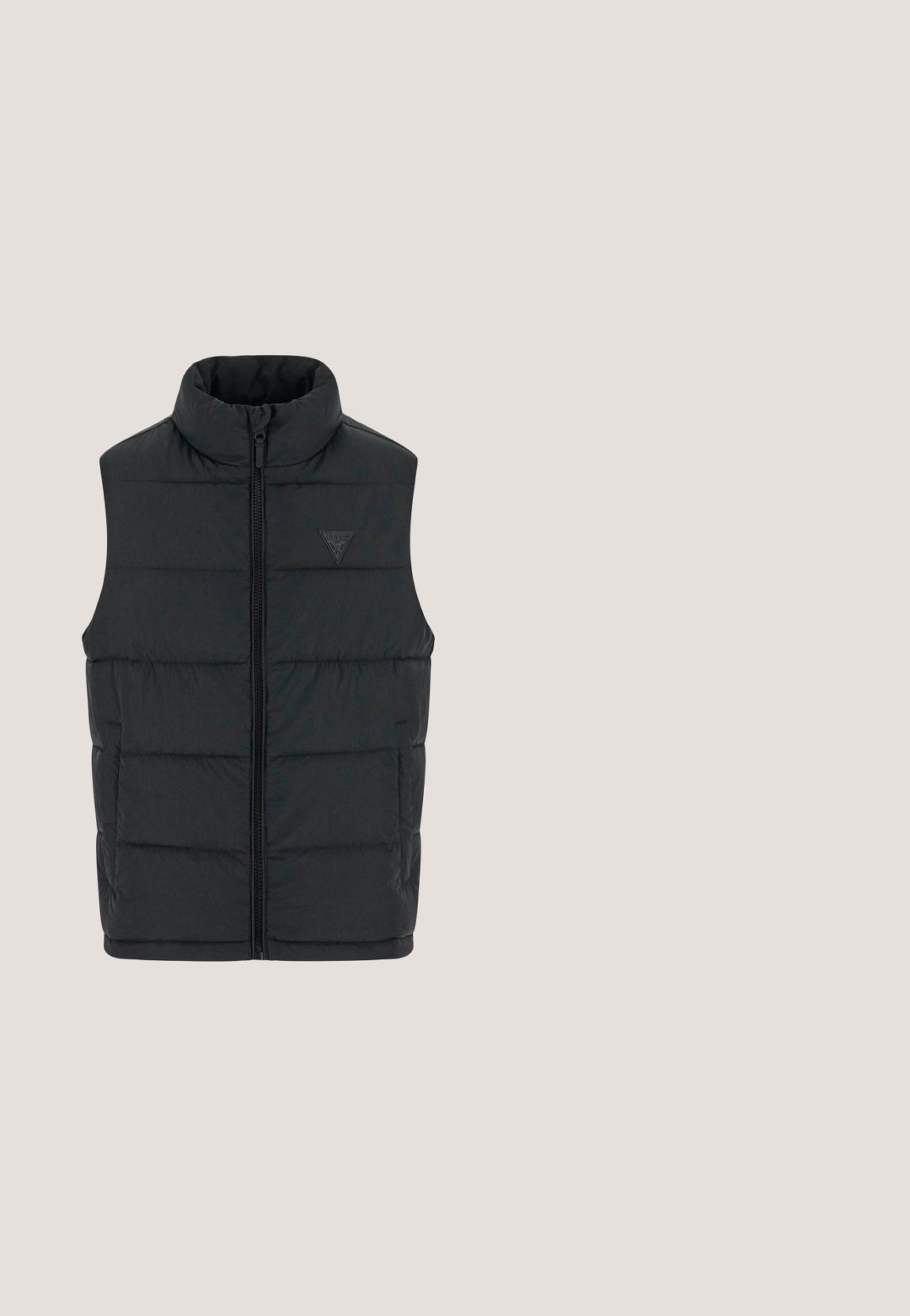 Zwarte mouwloze puffer-vest met hoge kraag, voorrits, zijzakken en een subtiel merkembleem op de linkerborst.; Witte hoodie gemaakt van een katoenmix met een voorkant kangaroo-pocket, trekkoorden en een klein rood logo op de borst.; Wit T-shirt met korte mouwen met zwart cirkelvormig penseelstreekontwerp en vetgedrukte "GUESS" tekst gecentreerd aan de voorkant.; Zwarte katoenen sweatpants met een elastische tailleband, trekkoord en zijzakken. Voorzien van witte bedrukte tekst op de linker bovenbeen.; Witte sneaker met een gestructureerde bovenkant, grijze accentpanelen en een zwarte rubberen outsole. Beschikt over een vetersluiting en een gevoerde kraag voor comfort.; Marineblauwe vierkante schoudertas gemaakt van textuurmateriaal, met een rits, verstelbare schouderband en een logo-plaatje op de voorkant.