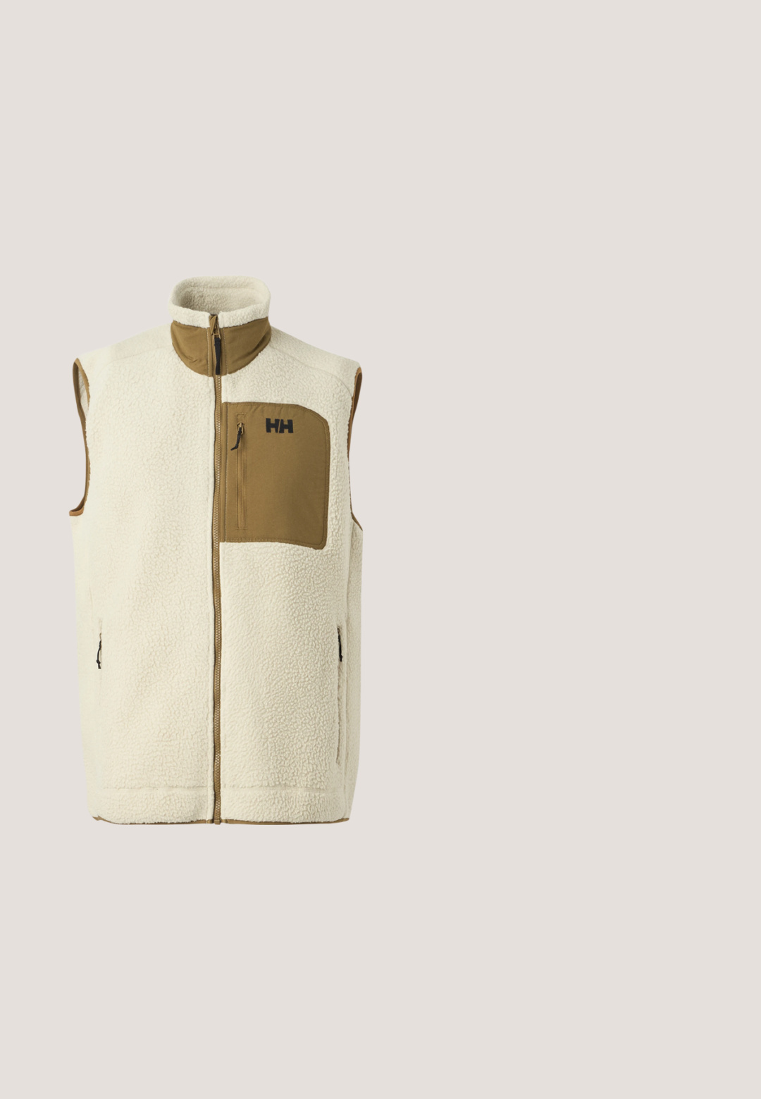 Helly Hansen PANORAMA BLOCK VEST - Vest - pelican; Burgundia fleece pullover kõrge kraega, kreemivärvi nööpide rida, rinnatasku lukuga ja kontrastse oranži äärisega.; Õlivihre värvi tööjope nööbitava kraega, mille tagaküljel on valge graafika inimesest, tööriistakastist ja paksus kirjas tekstist.; Beežid cargo püksid, millel on paelaga vöökoht, mitmed küljetaskud ja lukudetailid. Valmistatud vastupidavast kangast, sirge jala disainiga.; Pruun nahast matkasaabas mustade ja oranžide detailidega, mustade paeltega, Vibrami tallaga, Gore-Texi sildiga ja Aigle 1853 brändinguga kandadel.; Oliivroheline rull-kattega seljakott eesmiselt klapiga tasku, metallist pandla kinnitus, küljetaskud ja kootud ülaosa käepide.