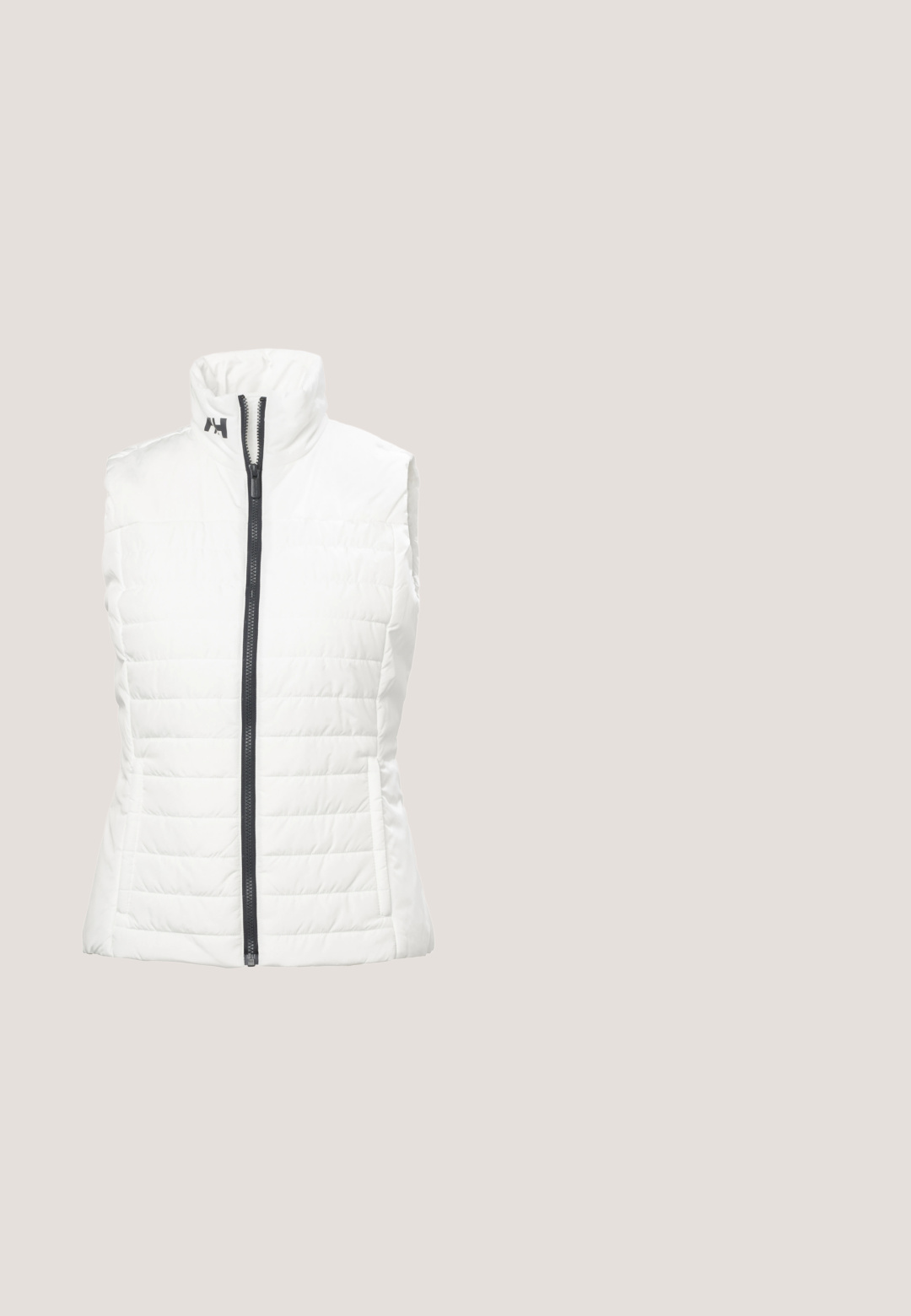 Wit gewatteerd mouwloos vest met hoge kraag, zwarte rits aan de voorkant en twee zijzakken, met een klein zwart logo op de kraag.; Witte polo met een subtiel golfpatroon, korte mouwen en een drieknoopsluiting. Gemaakt van een soepele, lichte stof.; Rechte marineblauwe broek met riemlussen en een ritssluiting aan de voorkant, weergegeven op een effen witte achtergrond.; Witte sportschoenen met een gladde synthetische lederen bovenkant, geperforeerde accenten, gewatteerde kraag en rubberen zool met goede grip. Zilveren logo detail.; Lichtgrijze leren handschoenen met een gladde textuur, voorzien van een licht gebogen snit, gestikte details en een logo-accent op de manchet.; Witte leren riem met gouden metalen gesp met een rechthoekige draaivergrendeling, weergegeven tegen een witte achtergrond.