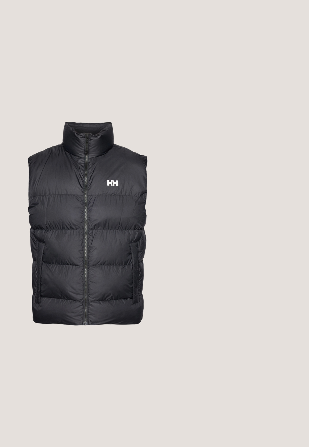 Chaleco acolchado negro con cuello alto, cierre frontal y dos bolsillos laterales. Presenta un diseño acolchado horizontal y un logo blanco en el pecho.; Sudadera gris hecha de mezcla de algodón, con cuello redondo, puños y dobladillo acanalados. Logo centrado en blanco con un acento multicolor.; Camiseta de manga larga negra de algodón. Presenta un cuello redondo y un pequeño logo naranja de "hummel" en la parte superior izquierda.; Pantalones deportivos negros con cintura elástica, piernas ajustadas y un pequeño parche de logotipo en rojo, blanco y azul en el lado izquierdo.; Zapatillas deportivas en negro y gris con parte superior de malla transpirable, cuello acolchado y suela de goma texturizada. Presenta una marca en el lateral.; Riñonera negra con un tirador de cremallera rojo y una parche rectangular con el logotipo "montagne" que muestra un sol y franjas en la parte delantera.