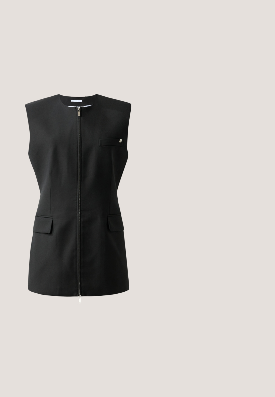 Veste sans manches noire avec fermeture éclair à l'avant, deux poches avant et un petit détail accentué. Fabriquée en tissu lisse.; Top noir à manches courtes avec col rond et un ourlet asymétrique avec un détail drapé et pointu sur un côté.; Henrik Vibskov SHANTS PANTS - Pantalon classique - black; Chaussure plate en cuir noir avec un bout carré, dotée de deux brides à boucle sur le dessus du pied et d'un petit talon carré. Texture lisse.; Sac bandoulière en cuir noir avec un design texturé et froncé. Équipé d'œillets en ton argent et d'une sangle nouée pour une longueur ajustable.; Paire de boucles d'oreilles en métal argenté avec un design en cage à fil ouvert et des formes ovales centrales lisses projetant des ombres courbes sur un fond blanc.