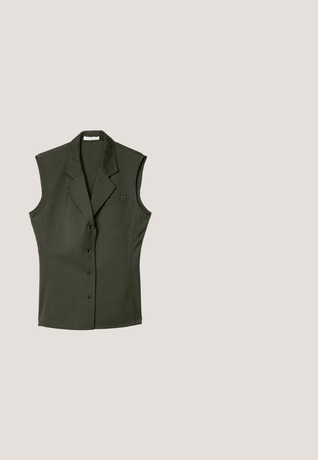 Gilet sans manches de couleur vert foncé, au design ajusté, avec un col cranté, cinq boutons sur le devant et une poche poitrine avec un détail de logo.; Top en tricot à manches courtes, côtelé et vert clair, avec un col rond et une silhouette légèrement courte. L'étiquette intérieure indique "Holzweiler."; Pantalons larges en tissu vert olive, avec une taille haute, des plissés à l'avant et un détail de boucle de ceinture circulaire en argent. Texture lisse.; Sabots en cuir vert au design élégant, dotés d'une semelle plateforme noire et de surpiqûres contrastantes le long du bord supérieur.; Sac cabas tissé vert olive avec des poignées courtes, une base rectangulaire et un sommet légèrement effilé sur fond blanc uni.; Boucles d'oreilles en forme de cerceau de couleur vert foncé, fabriquées en matériau brillant, avec des accents en métal argenté en haut et une finition polie.