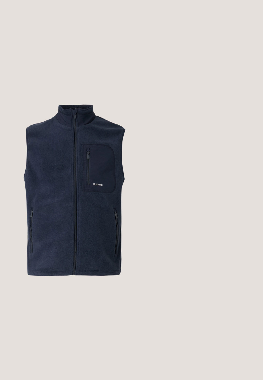 Marineblå fleecevest med høj krave, fuld lynlås foran og to sidelommer. Har en brystlomme med lynlås og logodetalje.; Marineblå rullekrave-sweater lavet af strikstof. Har ribbet krave og kant, med lange ærmer og en klassisk pasform.; Blå kortærmet poloshirt med klassisk krave, tre-knaps stolpelukning og diskret "MK" logo på venstre bryst.; Navy blå fløjlsbukser med forknydninger, bæltestropper, sidelommer og knap- samt lynlåslukning, vist fladt på en hvid baggrund.; Stuart Weitzman BENNETT - Loafers - denim blue; Sort tekstureret læder Michael Kors toilettaske med lynlås i toppen og sidelæk, vist på hvid baggrund.