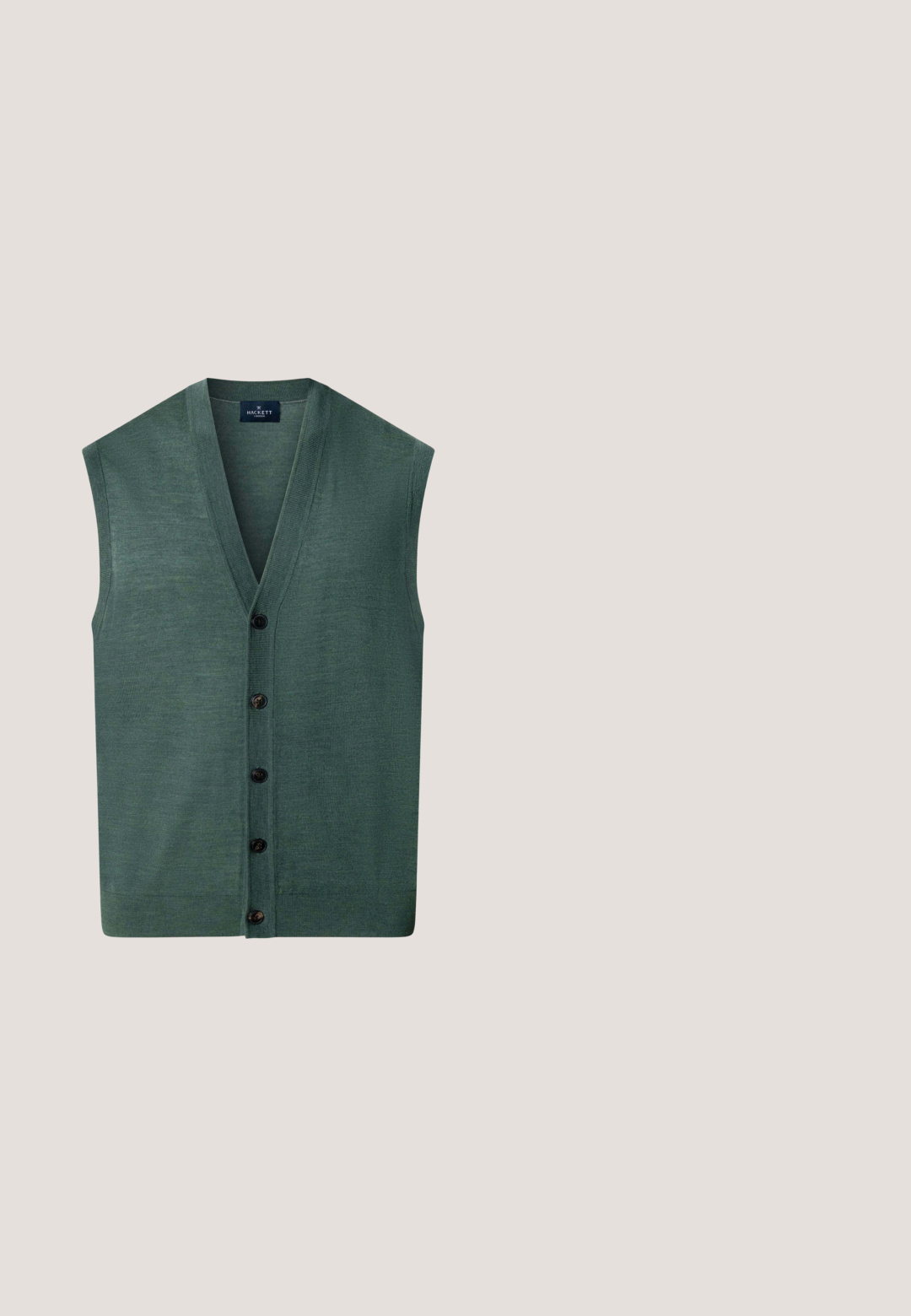 Grøn ærmeløs strikket vest med V-udskæring og fem sorte knapper foran, mærket Hackett London indersiden af kraven.; Kortærmet skjorte med krave i lys teal stof, der har et subtilt mønster design med lapper og teksturer. En brystlomme.; Lysblå denimshorts med en let falmet finish, opfoldede bukseben, fem-lommer design og en metalknaplukning.; Beige lærred slip-on espadrille med juteindpakket sål og syningssømme langs bunden, set fra siden.; Runde solbriller med skildpaddemønster, mørkegrønne linser og tynde stel, placeret på en ensartet lys baggrund.; Flettet stofbælte i mørkegrøn med spænde i sølvmetal. Har en ruskindsdetalje nær spænde for ekstra tekstur.