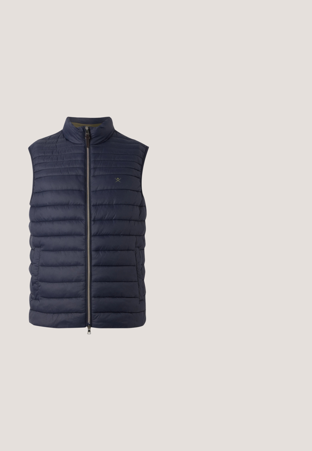 Chaleco de plumas en color marino con costuras verticales, cuello alto, cremallera frontal y un logo difuminado en el pecho. Diseño ligero y acolchado.; Sudadera con capucha azul claro de manga larga con parche delantero que muestra el logo "BOSS", puños y bajo acanalados, y capucha forrada.; Polo de color azul claro hecho de una tela suave. Cuenta con un collar, tres botones y un borde blanco en el collar y las mangas. Diseño de ajuste clásico.; Pantalones azul marino de pierna recta con cintura elástica, cierre de botón y cordón delantero, adecuados para uso casual.; Zapatilla deportiva azul oscuro y gris con detalles amarillos, rayas blancas y materiales texturizados; cuenta con suela de goma y cordones planos.; Bolso de mano texturizado en azul marino con cierre de cremallera, dos tiradores de cremallera, correa ajustable y diseño plano, apto para uso casual.