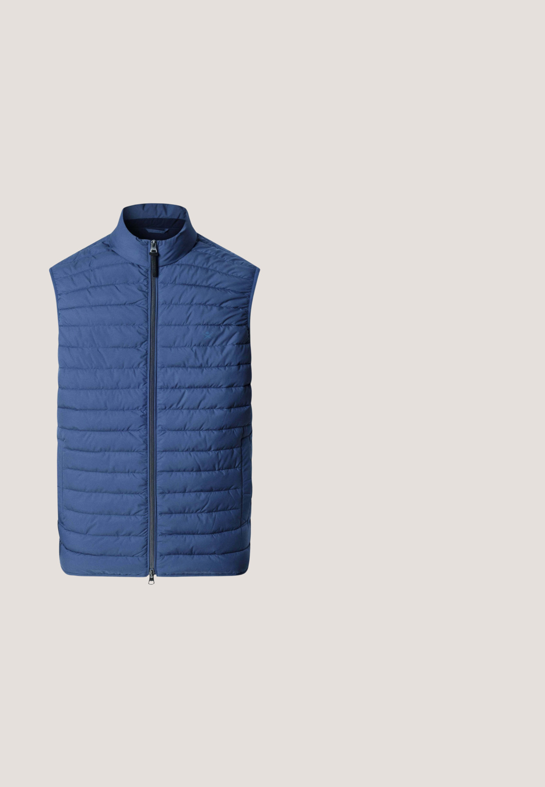 Veste matelassée sans manches bleue avec col montant et fermeture éclair frontale, conçue pour une chaleur légère et le superposition.; Pull en maille bleu sarcelle avec un motif texturé, col rond et manches longues. Fini avec des poignets et une ceinture côtelés pour un ajustement confortable.; Polo bleu clair en coton, avec col, patte de trois boutons et accents rayés bleu marine et blanc sur les manches. Logo Lacoste sur la poitrine.; Jean en denim bleu clair avec une coupe droite, design à cinq poches et détails de couture subtils. Le tissu a une texture lisse et classique.; Baskets en daim blanc et gris avec détail vague bleu, semelle beige à bande noire, et lacets blancs, vue de côté.; Trousse de maquillage en tissu gris avec une texture lisse, fermeture zippée et un panneau supérieur gris plus foncé. Présente un logo à l'avant et des accents de fermeture éclair colorés.