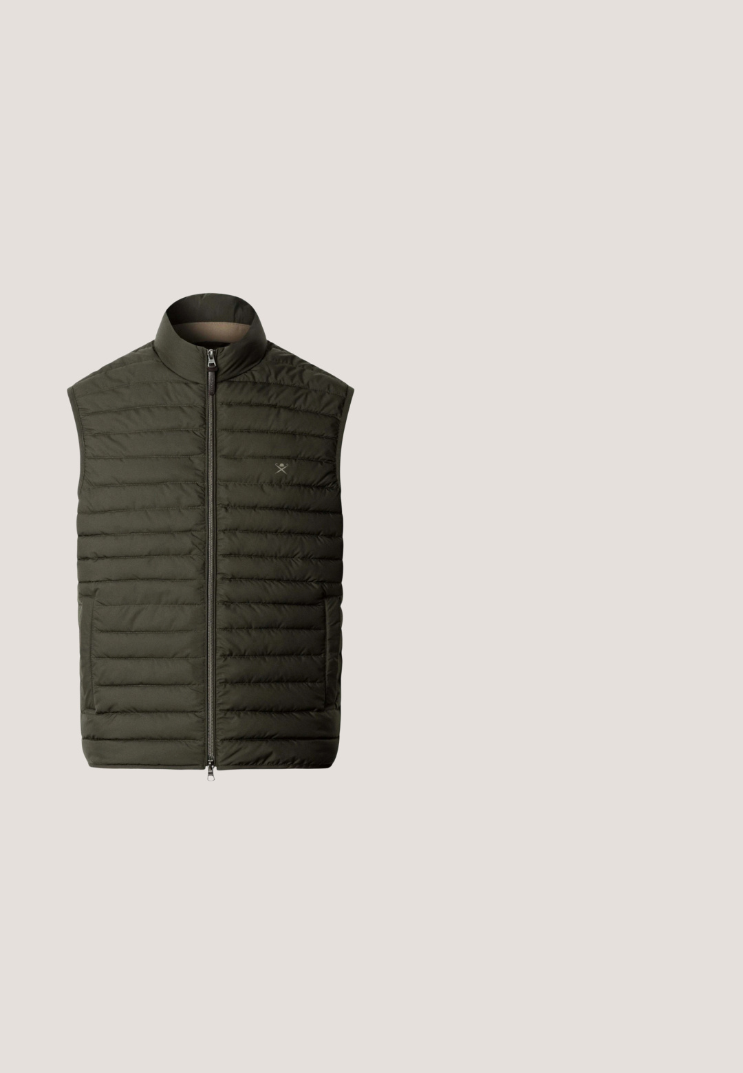 Chaleco verde oscuro acolchado sin mangas con cremallera frontal y pequeño logo en el pecho izquierdo, diseñado para uso al aire libre o casual.; Suéter de manga larga color verde oliva con un patrón acanalado texturado. Cuello redondo y dobladillo recto. Material suave, adecuado para uso casual.; Camisa de pana verde oliva con mangas largas, cuello abotonado y botones blancos en el frente. Presenta un corte clásico y una textura distintiva.; Chinos de corte slim en gris oscuro, elaborados con una mezcla de algodón. Cuentan con un cierre de un solo botón y pasadores para cinturón. Textura suave con un detalle mínimo.; Zapato textil perforado verde con acentos de ante y texturizados, suela de goma, punta redonda y cierre de cordones. Detalle de costura en contraste.; Bolso bandolera en beige claro con acabado mate y liso. Cuenta con una parte superior texturizada en gris y una correa ajustable. Incluye un detalle sutil del logo de la marca.