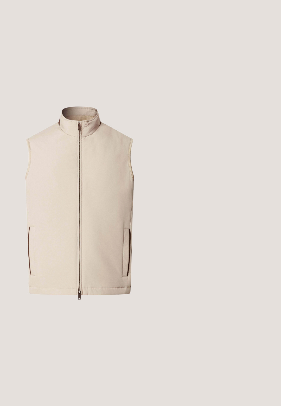Beige ærmeløs vest med ståkrave, frontlynlås og to sidelommer.; Beige langærmet skjorte med knapper, spidst krave og synligt BOSS-mærke indvendig ved halsudskæringen.; Grå chinos med en glat tekstur, lige ben, standard fem-lomme stil og en metalknap i taljen.; Brun læder penny loafer sko med lav hæl og mok-tå syning, vist fra siden mod en ensartet lys baggrund.; Brun læder taske med to håndtag og lynlås i toppen, vist mod en hvid baggrund.; Brunt læderbælte med sølvmetallås, rullet op, med et lille rektangulært Tommy Jeans-logomærke nær låsen.