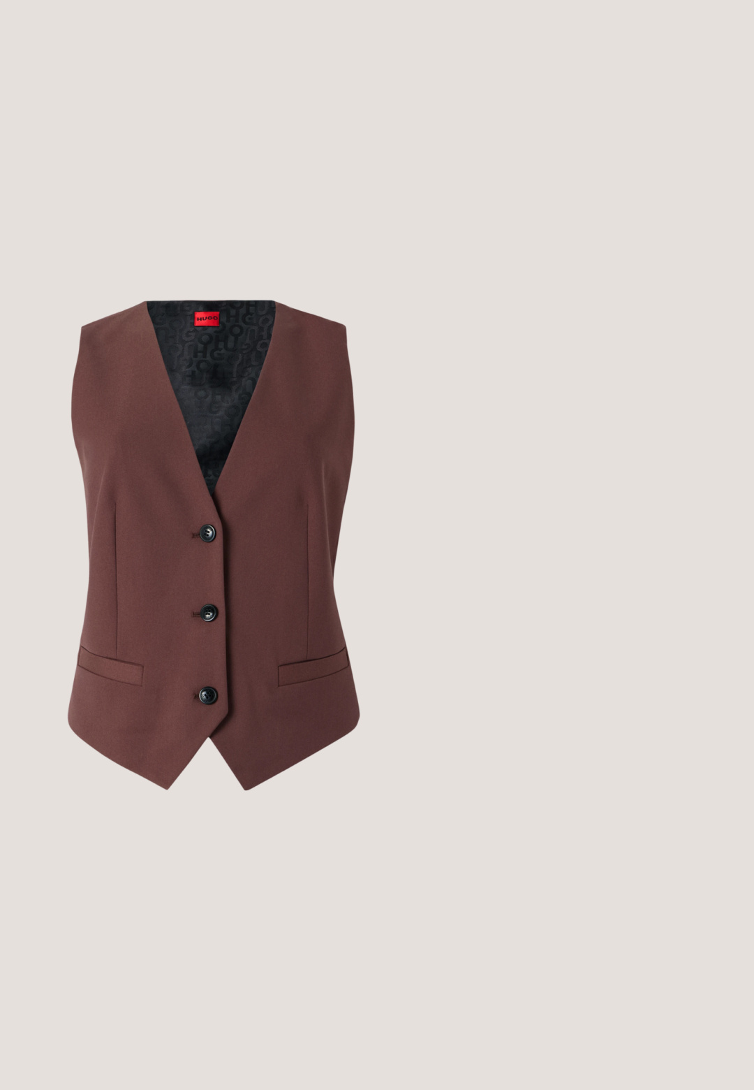 Chaleco marrón ajustado con escote en V, cinco botones negros, dos bolsillos laterales y un forro interior negro con un patrón.; Blusa negra y transparente con hilo metálico. Presenta un escote en V profundo, detalles fruncidos a lo largo de los hombros y mangas largas con un ajuste relajado.; Pantalones de pierna ancha negros hechos de material brillante. Presentan un cierre delantero con botón, un ligero brillo y líneas limpias sin patrones visibles.; Zapato de tacón negro de piel con puntera puntiaguda, tacón delgado y detalle de tira en el tobillo con un acento de borlas. Textura suave y diseño elegante.; Bolso de cuero negro con dos asas, correas decorativas y base rectangular sobre un fondo claro y liso.; Pendientes de aro de plata con piedras claras en forma rectangular y cuadrada dispuestas alrededor del aro, con cierre de poste de metal.