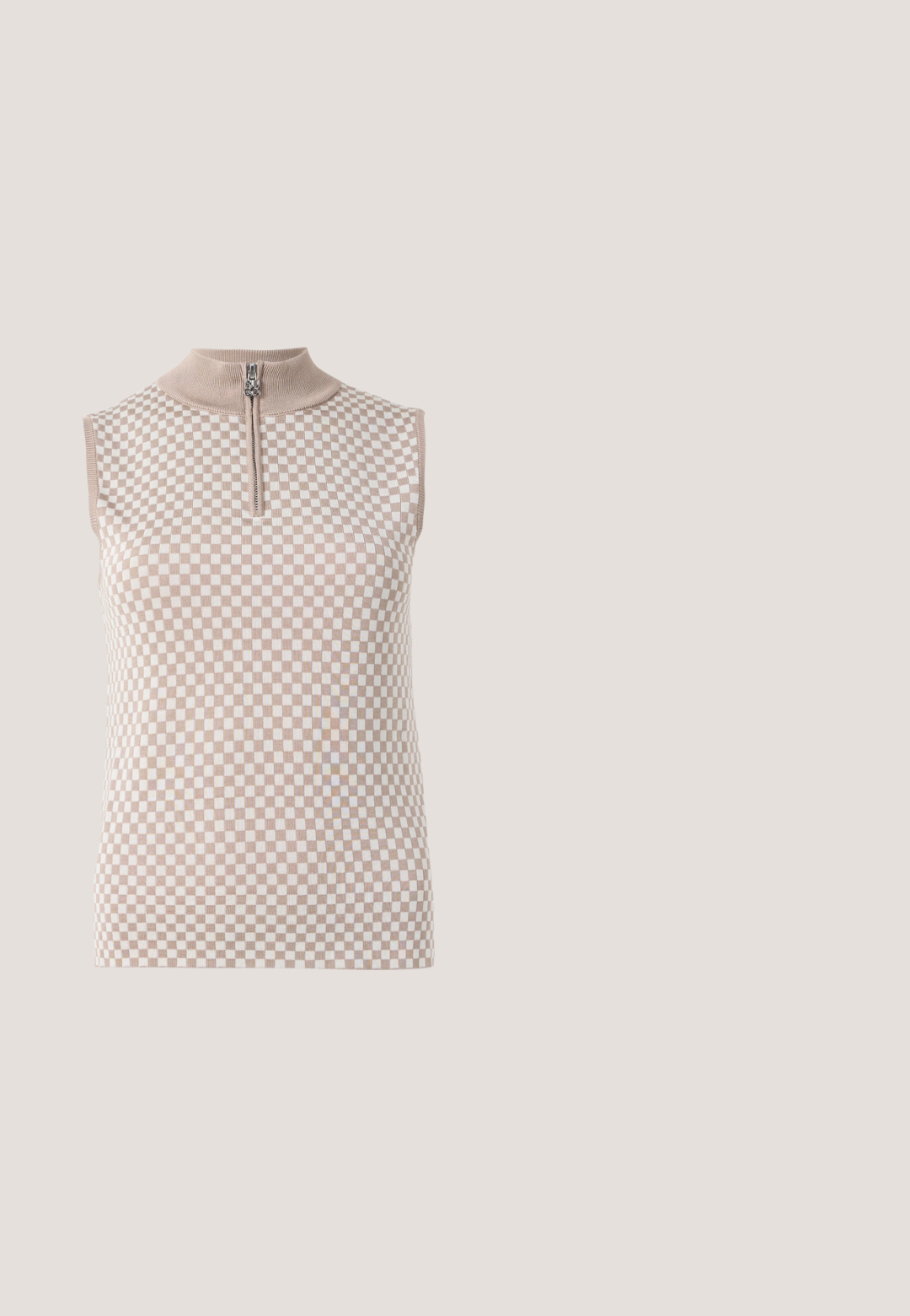 Ärmelloses beige und weiß kariertes Stricktop mit kurzem Stehkragen und halblanger Reißverschlussöffnung vorne.; Marineblaue Sweatshirt mit langem Arm und Rundhalsausschnitt, Rippbündchen an Ärmeln und Saum, mit weißem "BOSS"-Logo mittig auf der Brust.; Won Hundred ALEXANDRA - Jeans Relaxed Fit - tinted black; Beige-weißer Sneaker mit einer strukturierten Oberseite, Schnürsenkeln und einer Gummisohle, präsentiert über einer Holzfläche mit Kieselsteinen.; Große beige Leder-Tote-Tasche mit zwei Henkeln und passender flacher Reißverschlusstasche vorne auf weißem Hintergrund.; Paar kleine silberne Creolen mit unregelmäßigen wellenförmigen Formen und Stecker-Verschlüssen auf schlichtem weißem Hintergrund.