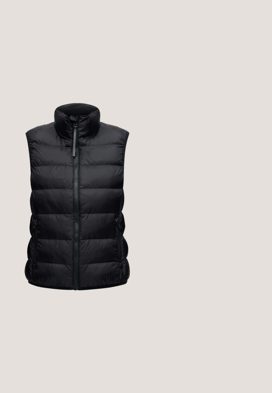 Sort ærmeløs dunvest med vandret quiltning, høj krave og central lynlås, vist fladt på en ensfarvet baggrund.; Sort strikket pullover med høj krave og halv lynlås, med ribbet tekstur og lange ærmer. Enkel og tætsiddende design.; Sorte, skræddersyede bukser med lige ben, bæltestropper og forreste pressede detaljer, vist mod en ensfarvet hvid baggrund.; Sort læder-fladsko med snørebånd, rundet tå og lav hæl, vist i højre sideprofil på en lys baggrund.; Sort tekstureret læderhåndtaske med to håndtag og en struktureret rektangulær form mod en ensartet lys baggrund.; Par af skinnende guldfarvede hoop-øreringe med snoet, flettet design på en enkel hvid baggrund.