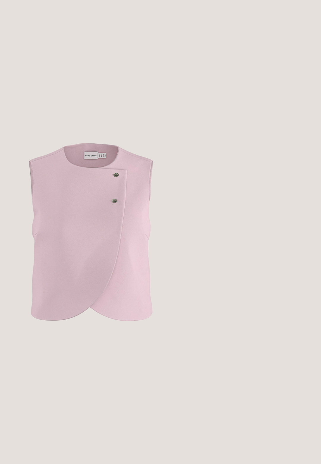 Gilet asymétrique rose clair sans manches avec deux boutons argentés en haut à droite et un ourlet arrondi.; Blouse rose clair à manches courtes, col rond et détail asymétrique en dentelle sur l'ourlet.; Pantalon rose pâle à jambes droites avec passants de ceinture et détails de couture avant, présenté sur un fond blanc.; Escarpin slingback rose pâle avec bout pointu, finition en cuir verni brillant, bride élastique et talon fin orné d'un accent doré.; Lunettes de soleil hexagonales roses avec des verres dégradés, monture transparente et branches droites. Comprend un branding subtil sur la branche.; Sac à main rose clair avec une seule bandoulière, fermeture par boucle dorée, et broderies de fleurs blanches et de baies rouges le long du rabat avant.