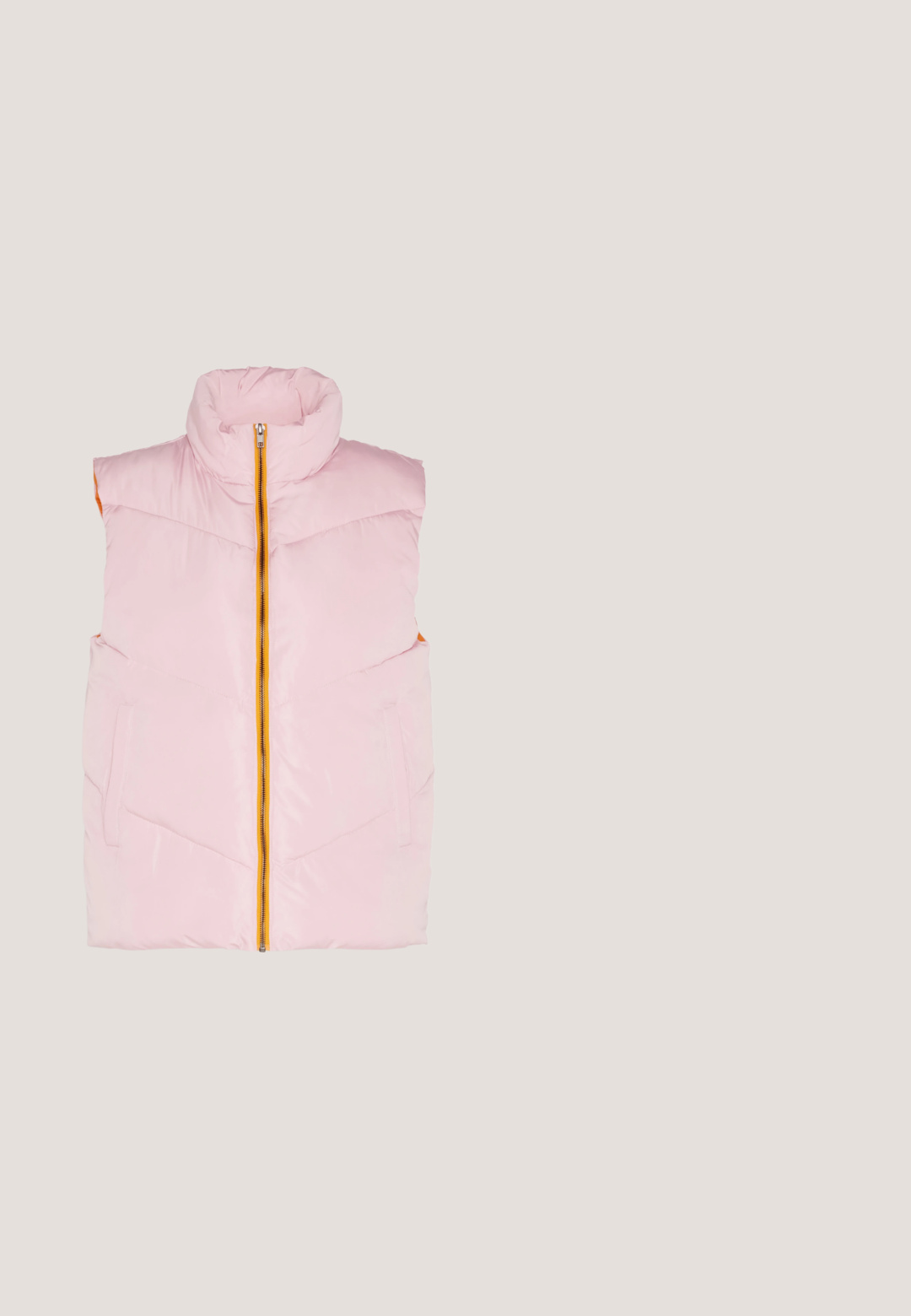 Rosa puffer vest med høj krave, lynlås i fuld længde med orange detaljer, sidelommer og quiltet tekstur.; Sort t-shirt med korte ærmer og rund hals, ensfarvet design, lagt fladt på en hvid baggrund.; Olivengrønne cargo-bukser med slim fit, elastiske manchetter og flere lommer. Fremstillet af slidstærkt stof med forstærkede knæpaneler.; Lavprofileret beige og hvid sneaker med stort sort "N" logo, hvide snørebånd og tekstureret brun gummisål.; Mørkegrøn rektangulær crossbody taske med flaplukning og justerbar skulderrem, fotograferet mod en ensfarvet lys baggrund.; Glatte, tykke sølvcreoler med en skinnende, poleret overflade, den ene viser forsiden og den anden lukningen med stift.
