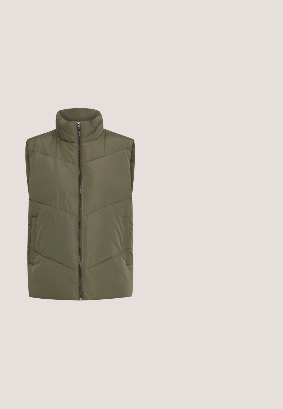 Gilet sans manches en olive, avec col haut, fermeture éclair sur le devant et motif de matelassage en chevrons. Comprend deux poches latérales. Texture douce.; Sweatshirt vert clair avec un col rond, ornée d'un graphique circulaire texturé portant les mots "Reconnaissant, Grateful, Béni" dans une couleur assortie.; Pantalons cargo en vert clair en tissu doux, avec poches latérales, poignets élastiqués et une taille à cordon pour un ajustement réglable.; Baskets vert olive avec une tige en suède texturé et en mesh, dotées d'une semelle en caoutchouc épaisse et de coutures détaillées sur les côtés.; Sac à main tissé vert olive en forme de hobo, doté d'une large bandoulière et d'une texture lisse, avec un léger éclat et des détails de couture.; Boucles d'oreilles créoles en or avec pendentifs en forme de cœur en malachite verte, sur fond blanc.