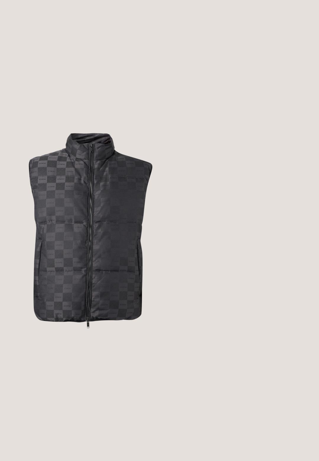 Veste matelassée noire avec col montant et fermeture éclair devant, présentant un motif à carreaux discret avec un texte de marque répété.; Sweat à capuche noir avec motif de petits logos "AX" partout, poche avant et capuche avec cordon, présenté sur fond blanc.; T-shirt noir avec un motif texturé de logos 'A' alternés, manches courtes et col rond. Fabriqué en tissu léger.; Pantalon de jogging noir avec taille élastique, coupe fuselée, plis à l'avant, poches latérales et poignets élastiques aux chevilles.; Emporio Armani Baskets basses - navy/black; Sac banane noir avec poche avant zippée et logo aigle argenté, tissu lisse avec bordure texturée et tirettes de fermeture éclair.