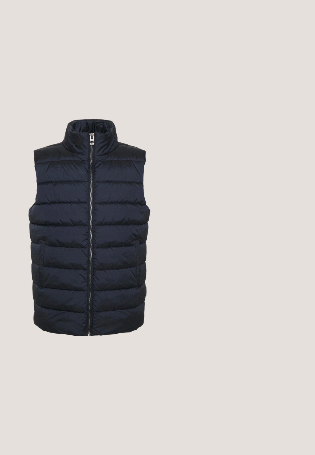 Gilet en duvet bleu marine avec un col haut, une fermeture éclair à l'avant et un design matelassé horizontal. Dispose de deux poches latérales pour le rangement.; Pull bleu clair en tissu lisse avec un col rond. Présente un petit emblème doré sur la poitrine et des poignets et un ourlet côtelés.; Polo-shirt marine avec un petit motif de pois blancs, manches courtes, accents blancs sur le col et les poignets, et un logo jaune sur la poitrine.; Jean noir à jambe droite avec fermeture à boutons, poches avant et passants pour ceinture, présenté à plat sur un fond gris clair.; Baskets basses bleu marine avec semelle blanche, lacets, col en mesh respirant, et logo Tommy Hilfiger sur le côté.; Sac bandoulière en cuir texturé noir Calvin Klein avec bandoulière ajustable et poche avant zippée.