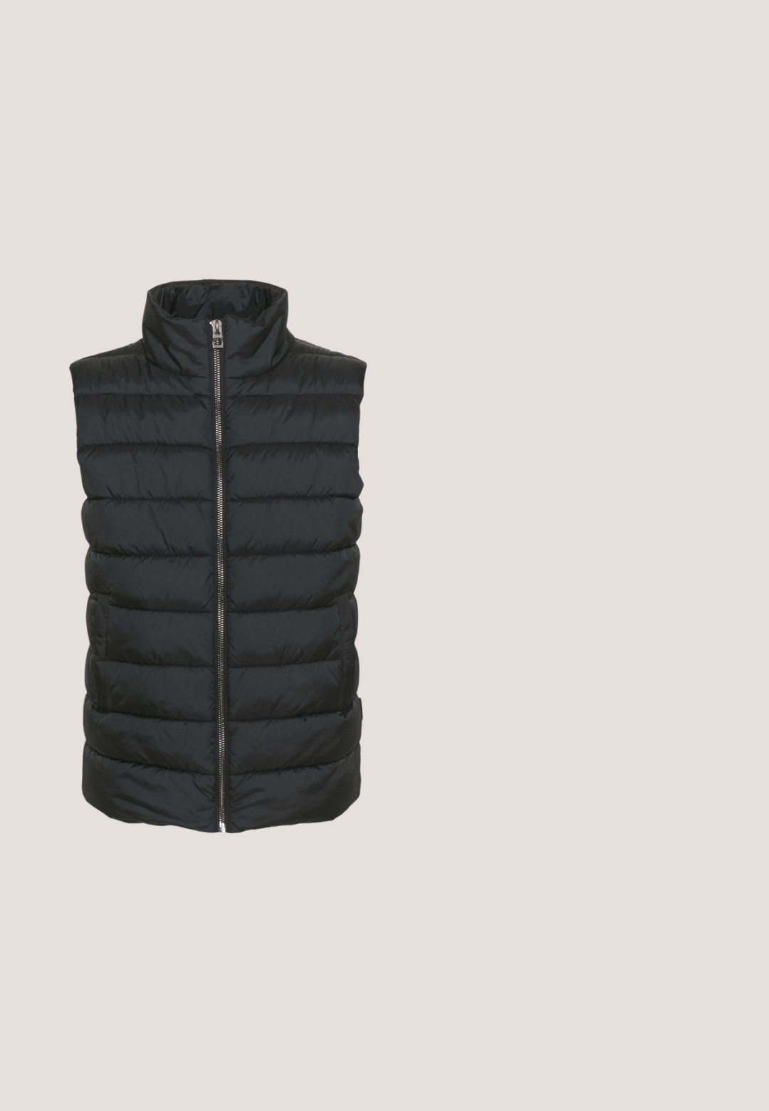 Sort polstret vest med høj krave, der har en central lynlås og horisontal quiltet mønster. Materialet ser glat og let ud.; Grå sweatshirt lavet af blødt stof med en tekstureret overflade, der har rund halsudskæring, lange ærmer og ribbede manchetter og søm.; Grå langærmet turtleneck-skjorte lavet af blødt stof, med en tætsiddende design og minimale stitching-detaljer omkring halsen og manchetterne.; Grå denimjeans med lige bendesign, der har forlommer og en klassisk knaplukning. Glat tekstur med subtile blegninger.; Sort atletisk sko med tekstureret overdel, snørebåndsdesign og kontrasterende hvid mellemsål; vist i luften over en træoverflade.; Sort laptop taske lavet af holdbart stof, med to bærehåndtag, en justerbar skulderrem og en lynlås. Enkel rektangulær design.