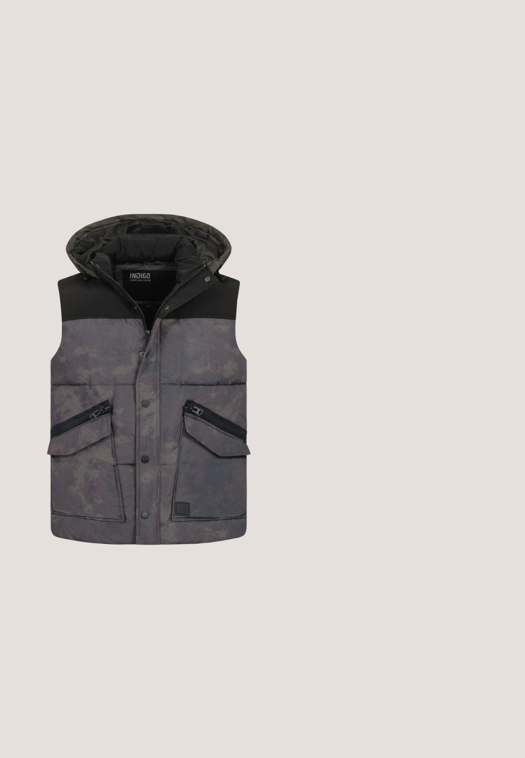 INDICODE JEANS Liivi - army; Harmaa huppari, joka on valmistettu pehmeästä puuvillasekoitemateriaalista. Hupparissa on etutasku, nyörit ja ribbireunukset hihoissa ja helmassa.; Musta lyhythihainen pyöreäkauluksinen T-paita, rento istuvuus, yksinkertainen malli, ei näkyviä logoja tai kuvioita.; Harmaat farkut suoran lahkeen leikkauksella, joissa on klassinen viiden taskun muotoilu, etupainike ja hienovarainen haalistuminen.; Musta nahkakengät, joissa on teksturoitu pinta, valkoinen Nike -logo, harmaa pohja, pyöreä kärki ja nauhakiinnitys. Varustettu rei'illä kärkilaatikossa.; Musta ALDO olkalaukku, jossa teksturoitu logokuvio ja siihen sopiva vetoketjullinen lompakko, molemmissa säädettävä leveä hihna ja hopeanvärinen vetoketjun vedin.