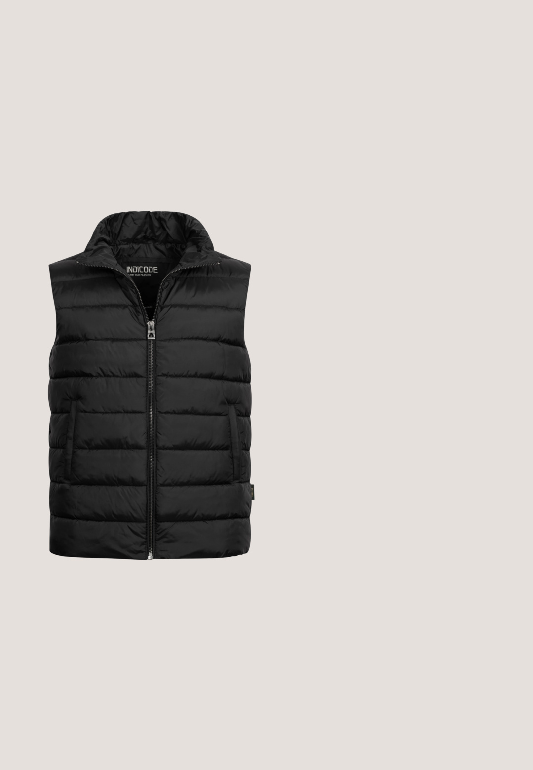 Sort polstret vest med høj krave, lynlås-lukning og to sidelommer. Lavet af skinnende, let materiale med quiltet tekstur.; Grå sweatshirt med rund halsudskæring, lange ærmer og ribbede manchetter. Har et struktureret stof og et lille logo-patch på venstre ærme.; Sort bomulds T-shirt med rund hals, korte ærmer, en lomme på venstre bryst og lige kant. Enkel og klassisk design.; Sorte slim-fit jeans med fem lommer, bæltestropper og knaplukning, lagt fladt mod en hvid baggrund.; Sorte atletiske sneakers med en glat syntetisk overdel, hvid mellemsål, teksturerede paneler og en polstret sål uden snørebånd.; Sort rektangulær håndledstaske med frontlomme og lynlås, tekstureret stof og strop fastgjort til den ene side.