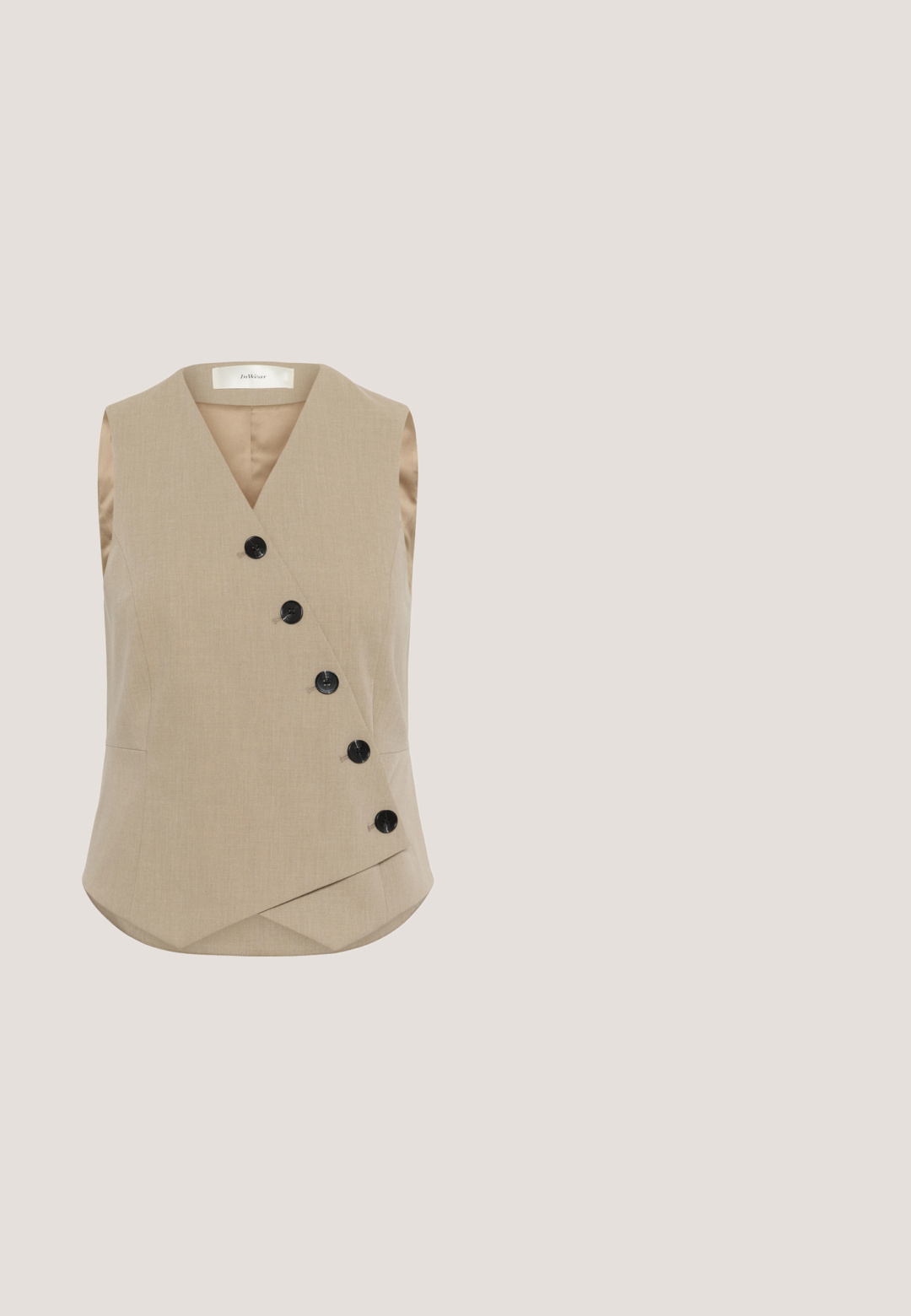 Ærmeløs beige vest med V-hals, asymmetrisk front, fem sorte knapper og en glat satinlignende inderside.; Khaki tank top med tynde straps, ribbet tekstur og en lige kant. Mærket læser "IVY OAK" ved halsudskæringen.; Linnedragt i en lys beige farve med høj talje, plisseret front og tætsiddende, bred ben-design. Glat tekstur og skræddersyet finish.; Brun slide sandal med beige ruskind krydsrem og guldlås på en flad sort sål.; Sorte briller i skildpaddemønster med rektangulær ramme, mørkebrune linser og en glat overflade. Har diskret branding på stangen.; Vævet beige taske med en buet top, lysebrune læderdetaljer og en rektangulær gulddetalje. Lang justerbar rem inkluderet.
