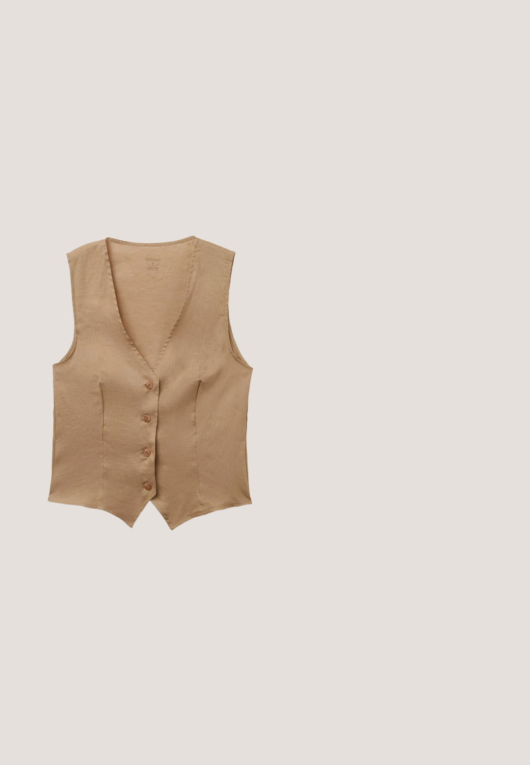 Beige ärmellose, geknöpfte Weste mit tiefem V-Ausschnitt und leicht spitz zulaufendem Saum, aus strukturiertem Stoff.; Beiger, gerippter Strick-ärmelloser Tanktop mit Rundhalsausschnitt, flach auf weißem Hintergrund liegend.; Helle beige Marlenehosen aus strukturiertem Leinen, mit Knopfverschluss und zwei frontalen Taschen. Flacher Bund und gerader Saum.; Flip-Flop mit einer beigefarbenen texturierten Sohle, dünnen braunen Riemen und goldenen Glitzerakzenten. Leichtes Design geeignet für legere Anlässe.; Kapten & Son PRAGUE - Sonnenbrille - crystal tortoise brown; Geflochtene Strohtasche mit weitem oberen Rand, runden umwickelten Griffen und dekorativen gebundenen Schnüren in Beige- und Brauntönen.