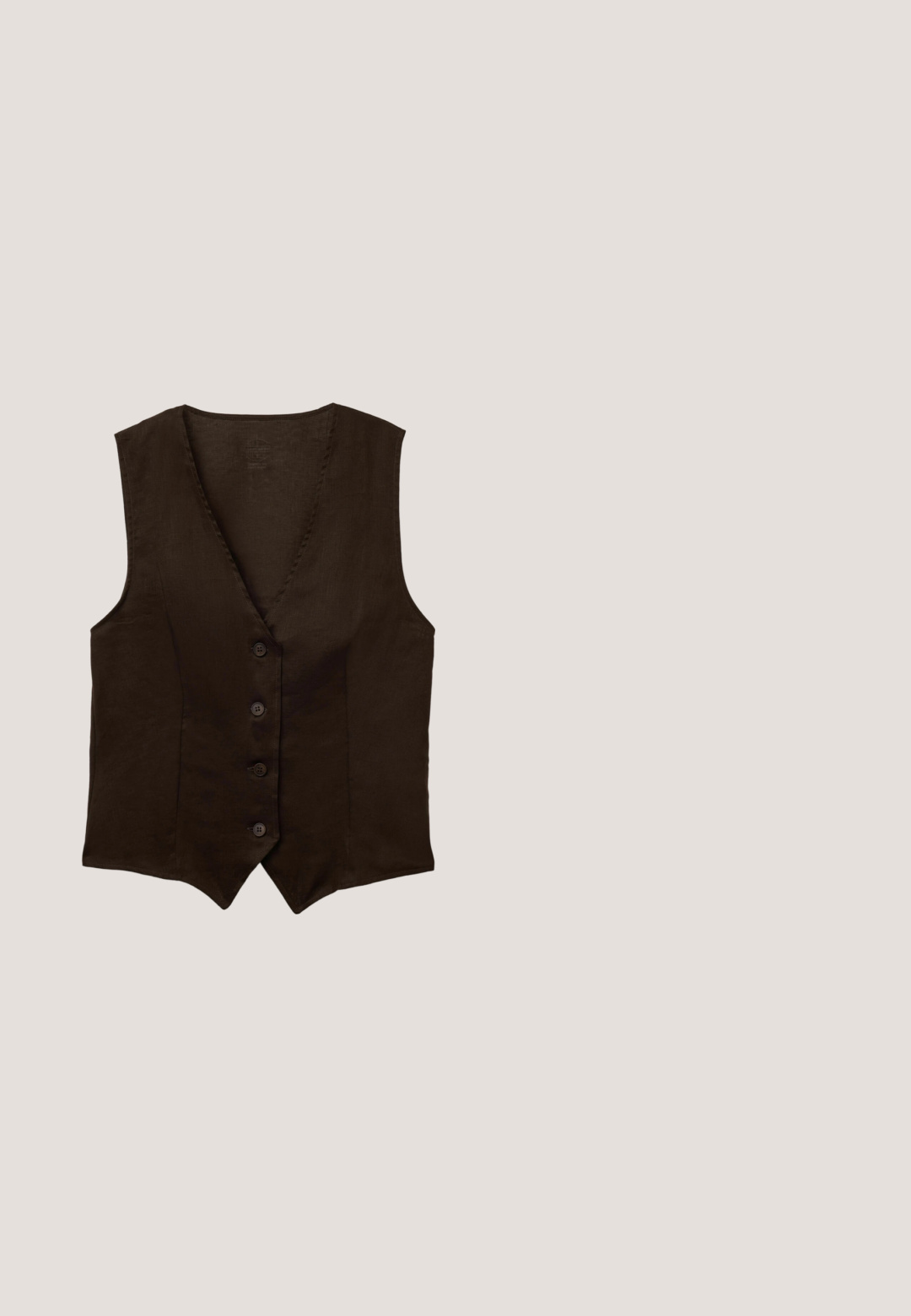 Dunkelbraune ärmellose Weste mit V-Ausschnitt und vier Knöpfen vorne, aus strukturiertem Stoff.; Dunkelbraunes Spitzen-Camisole mit dünnen, verstellbaren Spaghettiträgern und einem V-förmigen Ausschnitt mit Spitzenbesatz.; Braune, maßgeschneiderte Hose mit einem asymmetrischen Wickeldetail an der Taille, das mit einem schwarzen Knopf gesichert ist.; Braune Wildleder-Sandale mit rutschfestem Design, Knöchelriemen mit Schnalle und flacher Sohle. Offene Zehen mit glatter Textur.; Rechteckige Schildpatt-Sonnenbrille mit dunkelbraunen Gläsern und schlanken Bügeln, vor weißem Hintergrund dargestellt.; Dunkelbraune gewebte Clutch-Tasche mit geflochtener Struktur und Kordelverschluss auf beiden Seiten vor weißem Hintergrund.
