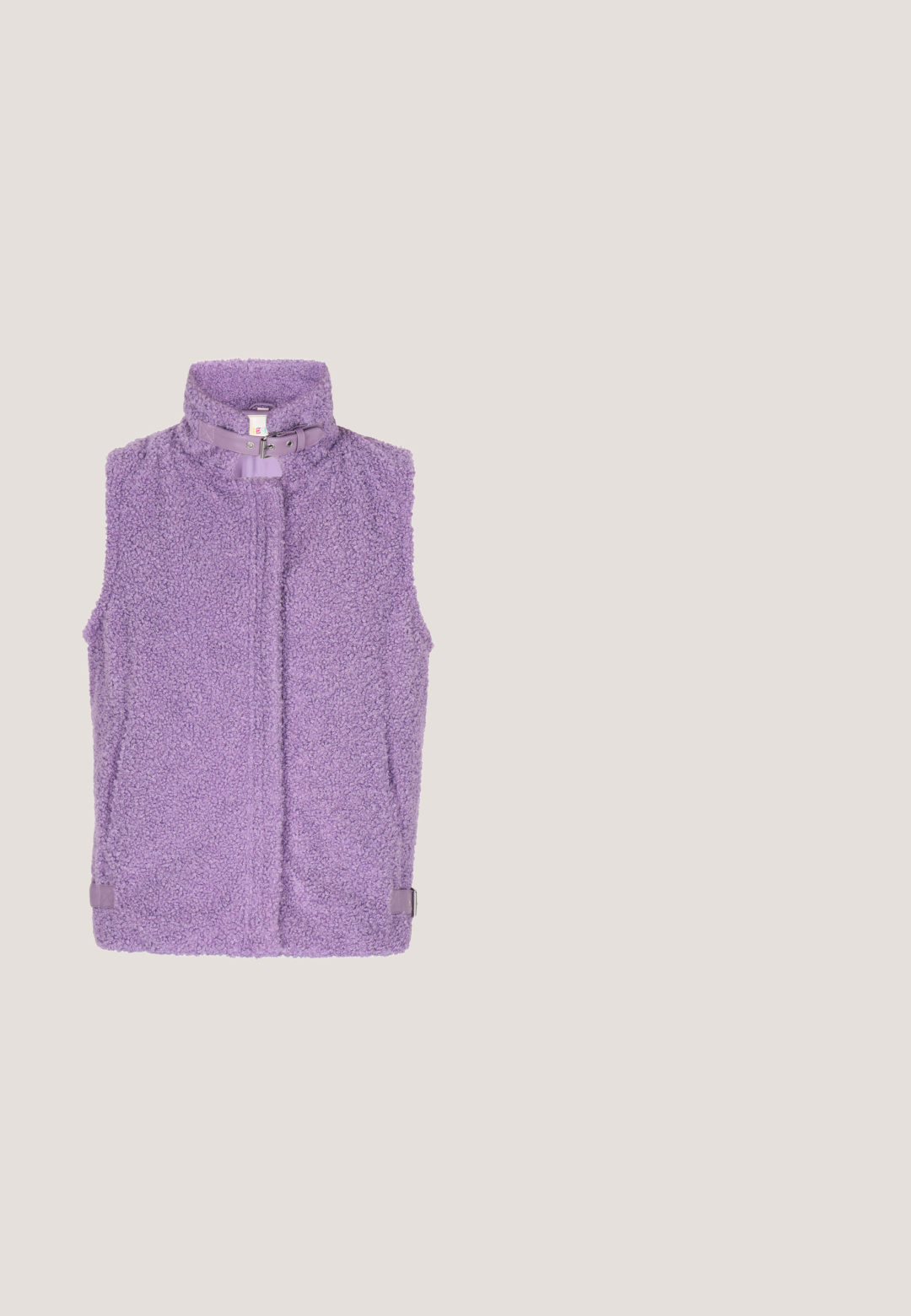 Chaleco sin mangas púrpura hecho de un tejido esponjoso, con un alto cuello y cremallera en la parte delantera. Los detalles finales incluyen un cinturón y una superficie texturizada.; Camisa azul claro de manga larga con botones, cuello puntiagudo y botones delanteros ocultos, extendida sobre un fondo blanco.; Pantalones para mujer de color púrpura claro con corte de pierna recta, cierre de botón y un detalle ligeramente brillante en la cintura.; Zapato de tacón bajo beige con punta afilada y un acabado superior suave y brillante. Presenta un sutil corte a lo largo del arco y un tacón delgado y cónico.; Pequeño bolso rectangular de cuero azul claro con una correa larga y un detalle dorado cerca de la parte superior del asa.; Pendientes de stud en tono dorado con grandes cristales transparentes redondos en un engaste de garra, con un acabado metálico liso y sin patrones visibles.