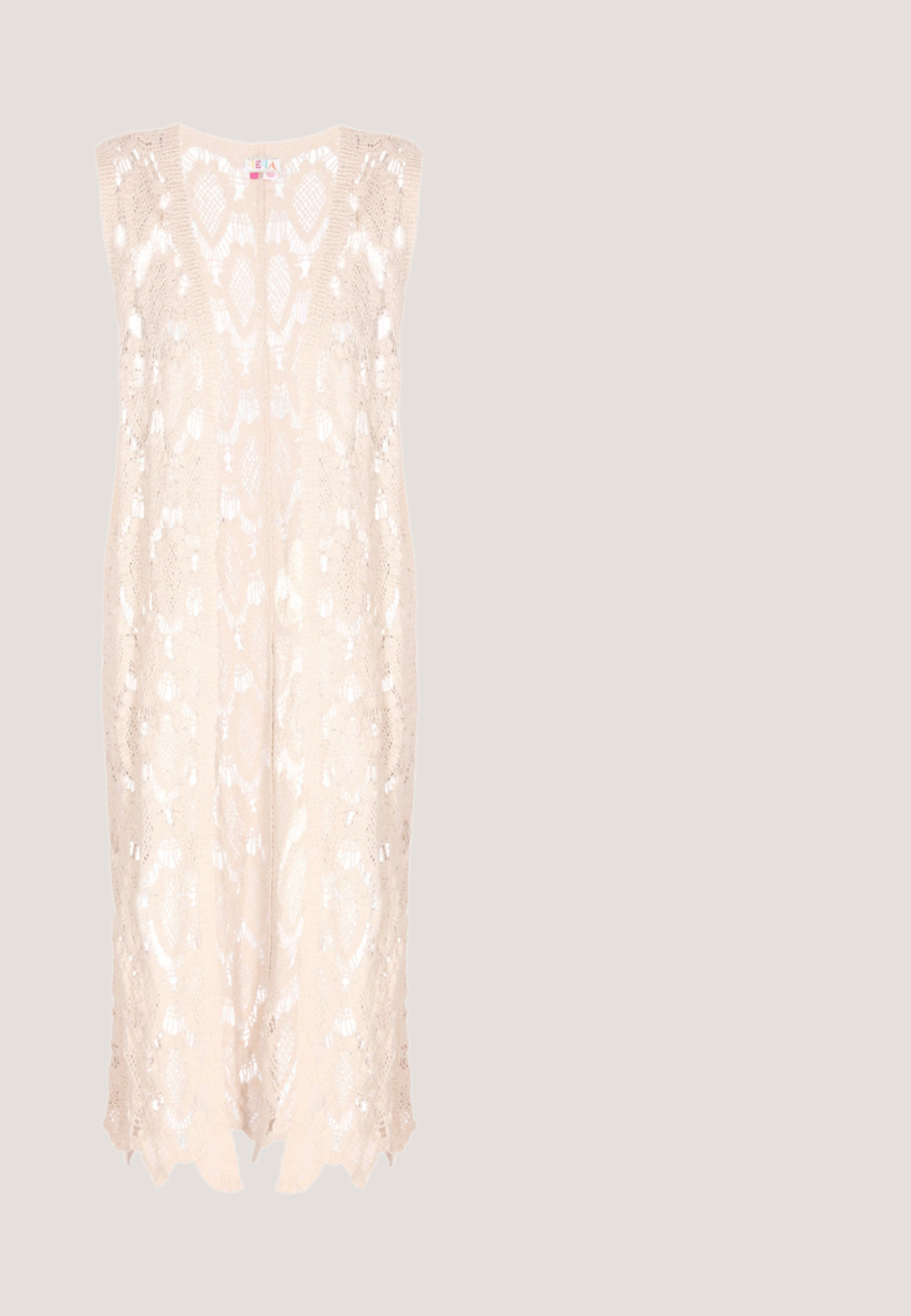 Strikket vest i lys beige med et blonde mønster, der har en løs silhuet, dyb udskæring og en bølget kant for et luftigt udseende.; Turkis halter-top med beige blomsterprint, rynkede skuldre og bindebånd ved halsen.; Cremefarvede shorts med hulmønsterbroderi, elastisk taljebånd, knælange og løs pasform.; Brune lædersandaler med flad sål, åben tå og et T-strap design, med sølvfarvede runde nitter og en justerbar ankelspænde.; Beige vævet shopper taske med brune læderhåndtag og forreste klap lomme med læderrem og metal spænde.; Guldtonede øreringe med et blomstermotiv, der har røde emalje-fordybninger og er omgivet af små klare sten. Teksturerede overflader fremhæver detaljerne.