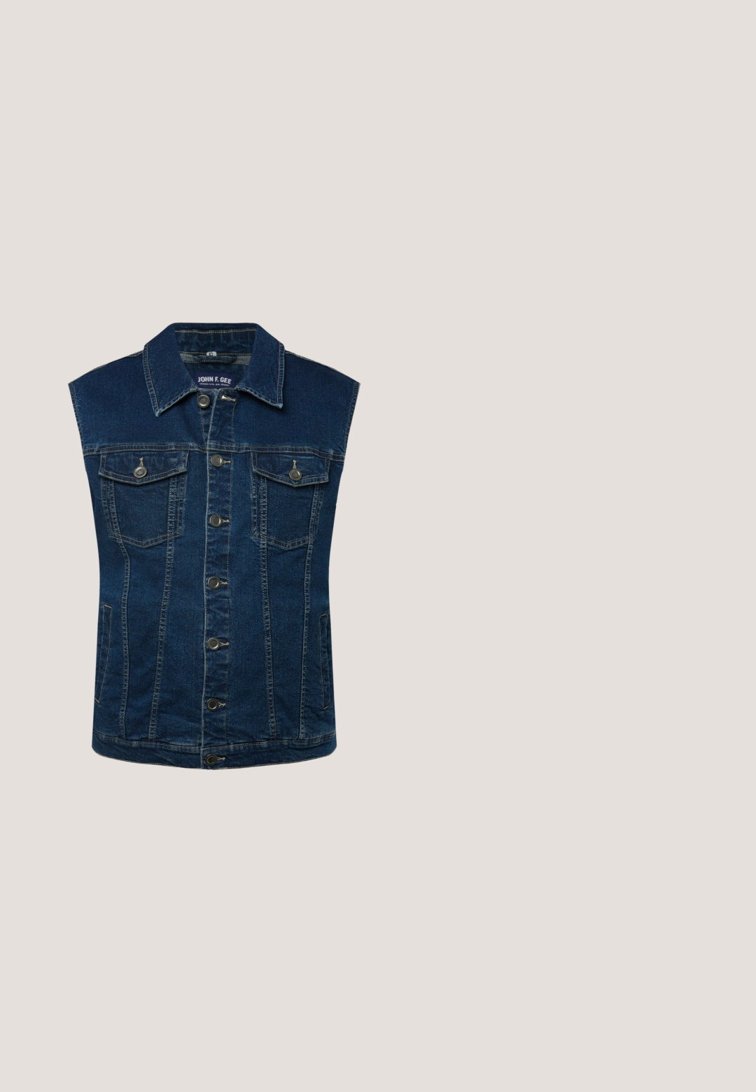 Denimvest i mørkeblå med knaplukning foran, to brystlommer og ingen ærmer. Har klassisk krave og subtile slidser.; Marineblå T-shirt med korte ærmer med et falmet blåt grafik og horisontal tekst over brystet.; Denim shorts i mellemblå med en let fading, der har knappelukning, fem lommer og opsmøgte kanter for et afslappet look.; Mørkeblå sportssko i læder og ruskind, med perforerede detaljer, beige hælkappe og en tekstureret gummisål.; Sorte rektangulære solbriller med mørke linser. Har mat finish, lysegrønne detaljer på stængerne og diskret branding på rammen.; Marineblå læder crossover taske med lynlås på toppen, foran lomme, justerbar rem og struktureret overflade. Har logo og metal hardware accenter.