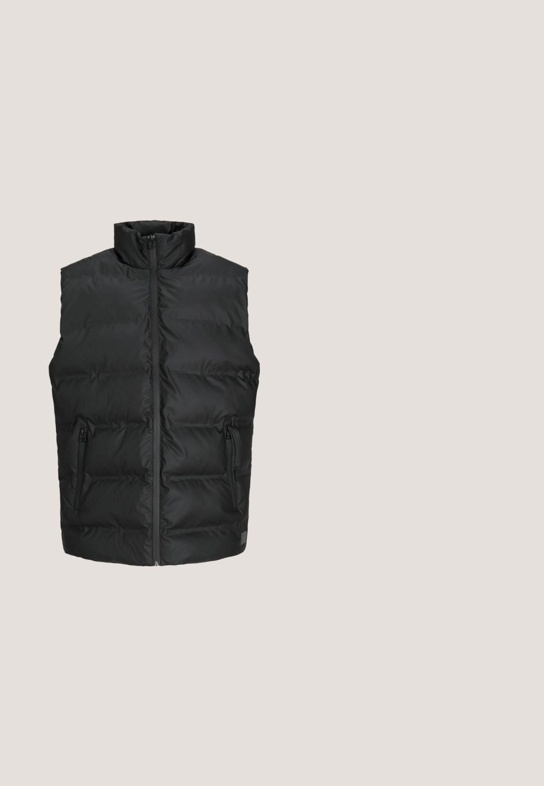 Sort puffer vest med høj krave, to lynlåslommer i siden og en central lynlås lukning. Har et quiltet design til isolering.; Mørkegrå hættetrøje lavet af blødt materiale, med en frontlomme, snoretræk til hætten og et stort hvidt grafisk logo på brystet.; Sort bomulds T-shirt med rund hals, korte ærmer og et diskret gråt logo på venstre bryst. Glat tekstur og normal pasform.; Sorte cargo-bukser med elastisk talje med snøre, flere sidelommer og ophævede ankler for en tætsiddende pasform.; Sorte atletiske sko lavet af glat læder, med et lavtop design, perforerede detaljer og et hvidt logo på siden. Gummisål.; Kompakt sort rektangulær crossbody taske med lynlåslomme foran og justerbar bred skulderrem.