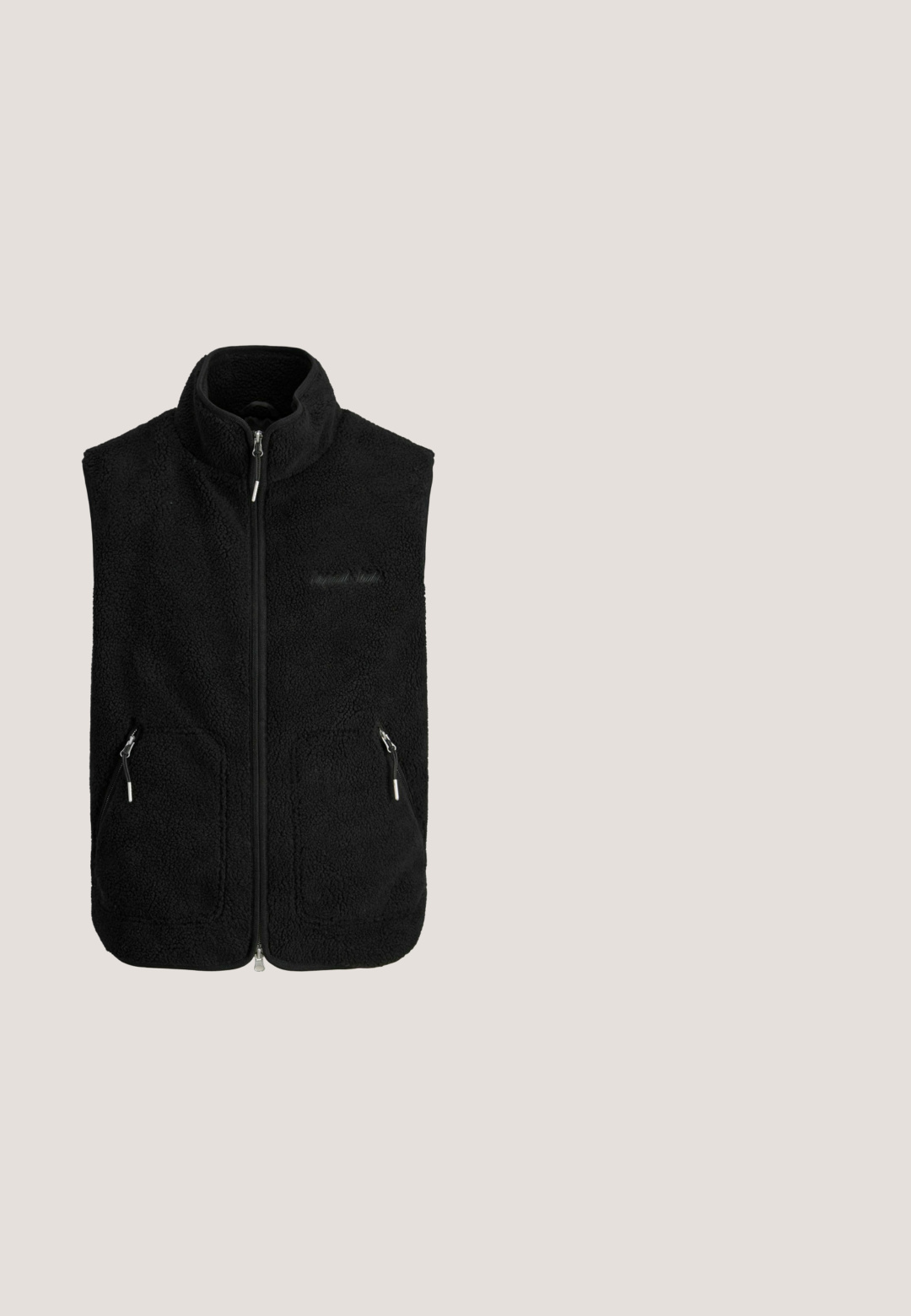Mustap fleece ilmanhihaista liiviä, jossa on korkea kaulus, keskellä vetoketju ja kaksi vetoketjullista etutaskua, valmistettu pehmeästä teksturoidusta kankaasta.; Musta pitkähihainen pyöreäkauluksinen collegepaita, jossa resorit hihansuissa ja helmassa sekä hillitty harmaa teksti "Ninetynineteen Originals 1990" rinnassa.; Teal pitkähihainen poolopaita, joka on valmistettu pehmeästä kankaasta. Paidassa on kaulus, kolme nappia ja hienovarainen logo rinnassa. Siinä on sileä pinta.; Mustat collegehousut pehmeästä kankaasta, joissa on joustava vyötärö, nyöri, sivutaskut ja pieni logo-yksityiskohta lantiossa.; Musta ja tummanvihreä Lacosten lenkkari, jossa on mokka- ja verkkopaneelit, valkoinen välipohja, kuvioitu musta ulkopohja ja sivussa näkyvä valmistajan logo.; Mustat suorakulmaiset aurinkolasit tummilla linsseillä, tyylikkäät muovikehykset ja suorat sankat. Sivussa on hienovarainen logo.