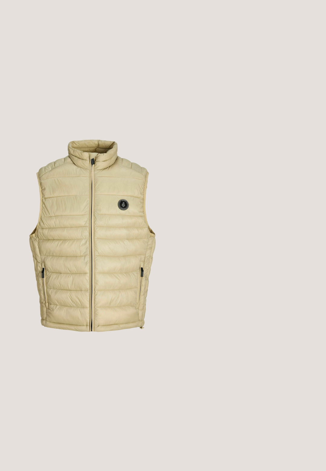Beige gesteppte ärmellose Weste mit hohem Kragen, Frontreißverschluss, zwei Reißverschlusstaschen und kleinem rundem schwarzem Logo auf der Brust.; Beiger Pullover-Sweatshirt aus weichem Stoff mit einem Reißverschluss am Hals, einem Kragen und einem lässigen Schnitt mit einfachen horizontalen Nahtdetails.; Hellgelbes Baumwoll-T-Shirt mit kurzen Ärmeln, Rundhalsausschnitt und einem dezenten Logo auf der Brust. Glatte Textur und entspannte Passform.; Beige Baumwoll-Sweatpants mit einem elastischen Bund, zwei vorderen Taschen und einem geraden Bein-Design. Glatte Textur mit minimalen Nähdetails.; Beige Sneaker mit niedrigem Schaft, Schnürverschluss, gepolstertem Kragen, seitlichem Logo und dicker Gummisohle.; Beige Ledergürteltasche mit zwei Reißverschlussfächern und dunkelbraunen Riemenenden, mit kleinem Calvin Klein Logo-Patch.