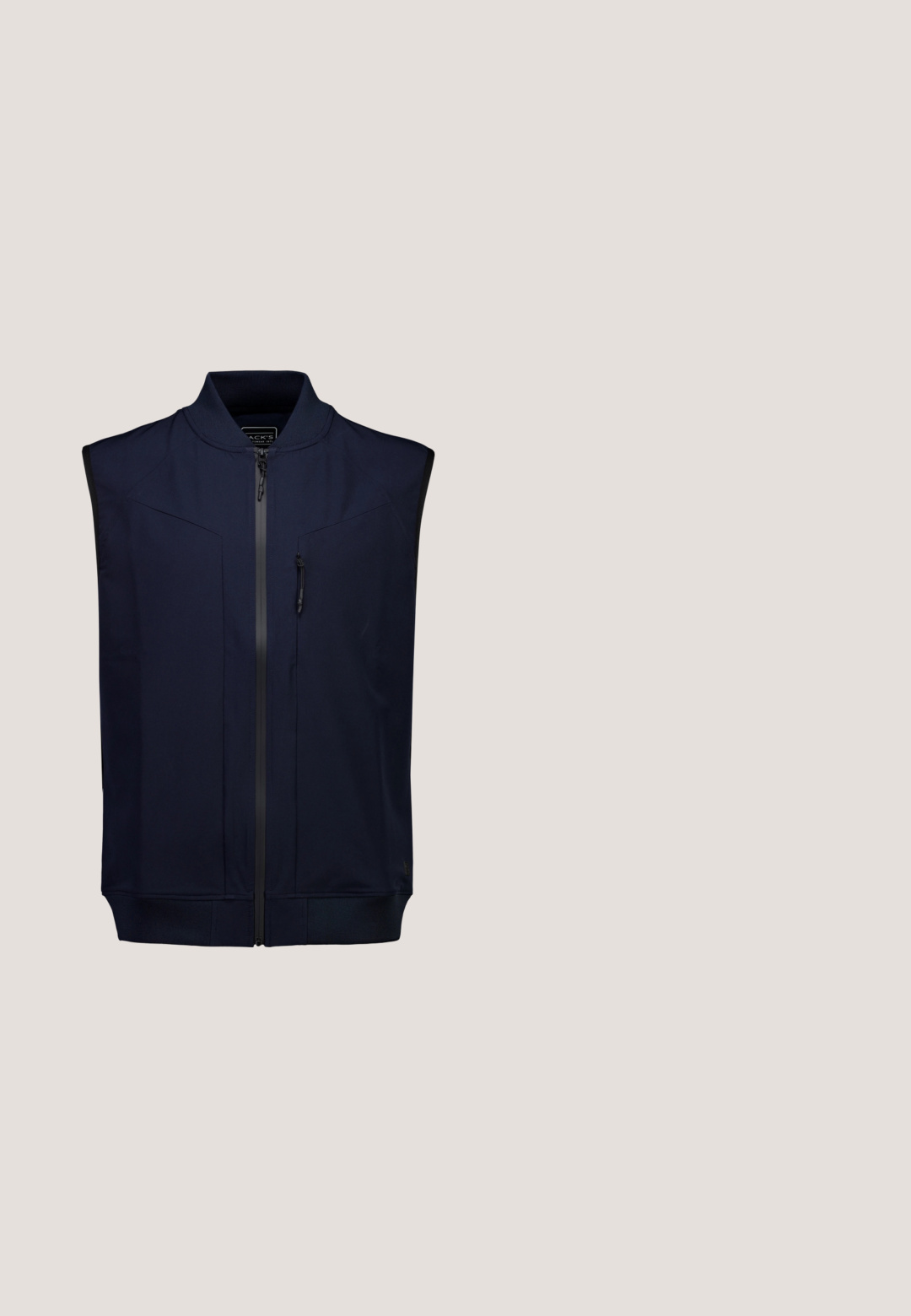 Chaleco sin mangas para hombre en azul marino con cremallera, cuello alto y bolsillo en el pecho con cremallera, hecho de tela lisa y ligera.; Polo azul marino de manga corta con forro del cuello en azul claro y bolsillo, con botones y texto "Forever Summer" en el pecho.; Bañadores azul marino hechos de material ligero, con una cintura elástica y un cordón blanco, y un diseño de corte recto.; Zapatilla deportiva azul marino con parte superior de malla, suela blanca, suela exterior negra y logo "Tom Tailor" en el contrafuerte del talón.; Gafas de sol rectangulares azules con montura gruesa y lentes tintadas, descansando sobre una superficie blanca.; Piquadro MODUS  - Bandolera - blu