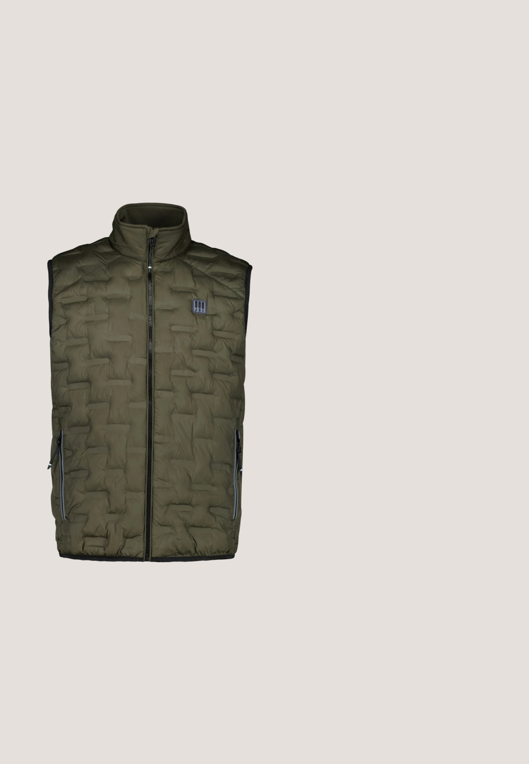 Olivgrüne gesteppte ärmellose Weste mit Frontreißverschluss, seitlichen Reißverschlusstaschen und kleinem Logo-Patch auf der Brust.; Dunkelgrüner Langarm-Crewneck-Pullover mit gelbem Logo auf der linken Brust sowie gerippten Bündchen und Saum.; Grünes T-Shirt mit kurzen Ärmeln und Rundhalsausschnitt, mit einem kleinen gestickten Schild-Logo auf der linken Brust und einem gestreiften inneren Kragen.; Grüne Shorts mit elastischem Bund und Kordelzug. Zwei Seitentaschen mit weißen Reißverschlüssen. Glattes, leichtes Material. Logo am Saum.; Grüner Gummisneaker mit weißer Sohle, ausgestattet mit perforierten Akzenten, Schnürsenkeln und einem sichtbaren Luftkissen im Fersenbereich.; Rechteckiges olivgrünes Täschchen mit hellgelbem Reißverschluss vorne und schwarzem Markenlogo, das zentriert über der Tasche angebracht ist.