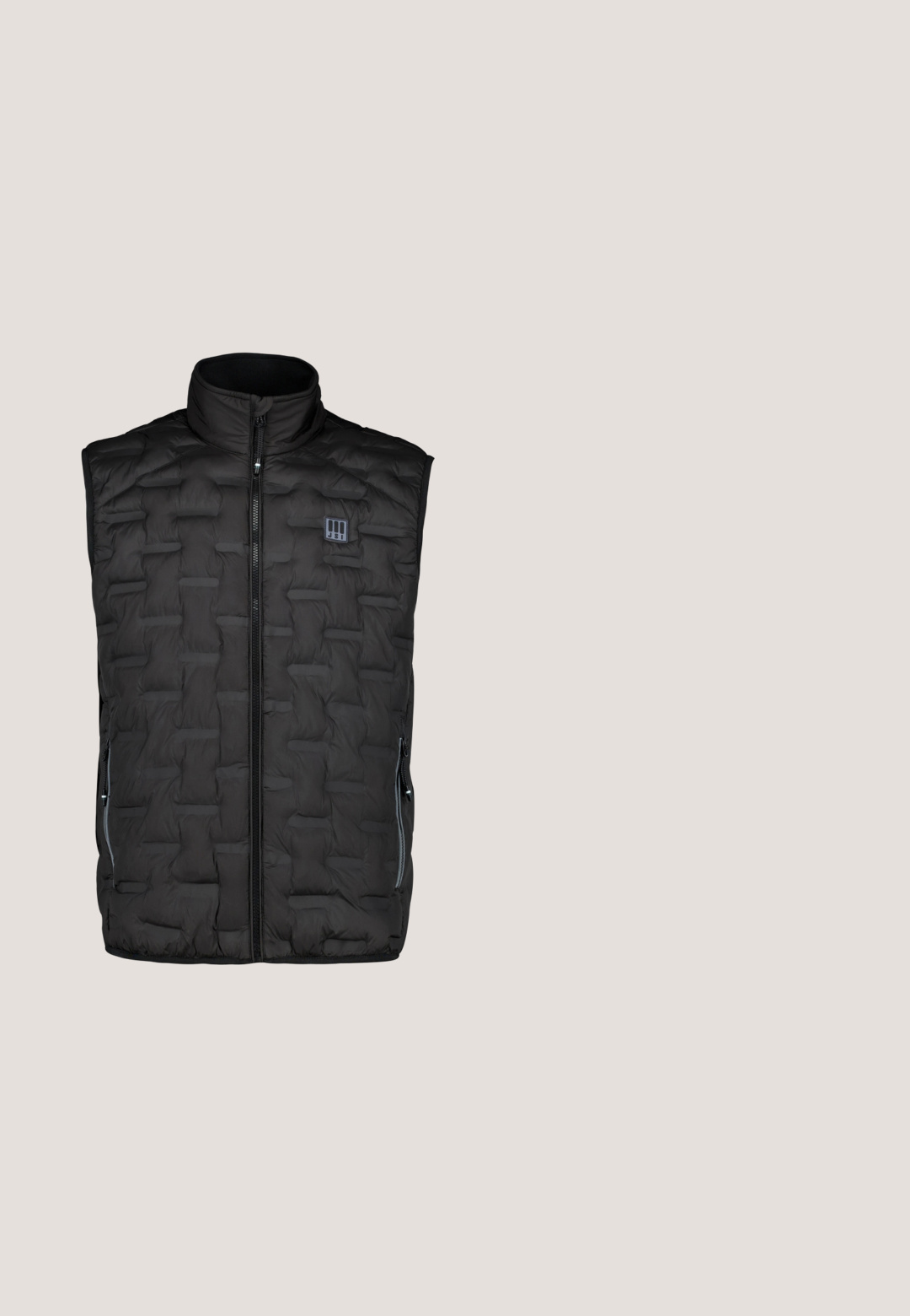 Sort quiltet ærmeløs vest med forreste lynlås, høj krave, to lynlåslommer i siden og et lille logo på brystet.; Sort sweatshirt lavet af bomuldsblanding, med rund halsudskæring, lange ærmer og et lille broderet logo på brystet.; Ensfarvet mørkegrå oversized kortærmet bomulds-T-shirt med rund halsudskæring, vist mod hvid baggrund.; Sorte bukser lavet af tekstureret stof med lige ben, forstykker og en enkelt knaplukning i taljen.; Sort atletisk sneakers med tekstureret mesh og ruskindspaneler, med grå accenter på overlæderet og en solid gummisål.; Sort stof messenger tas med en quiltet overflade, frontlomme, justerbar rem, lynlåsmesi og "Pepe Jeans London" logo.