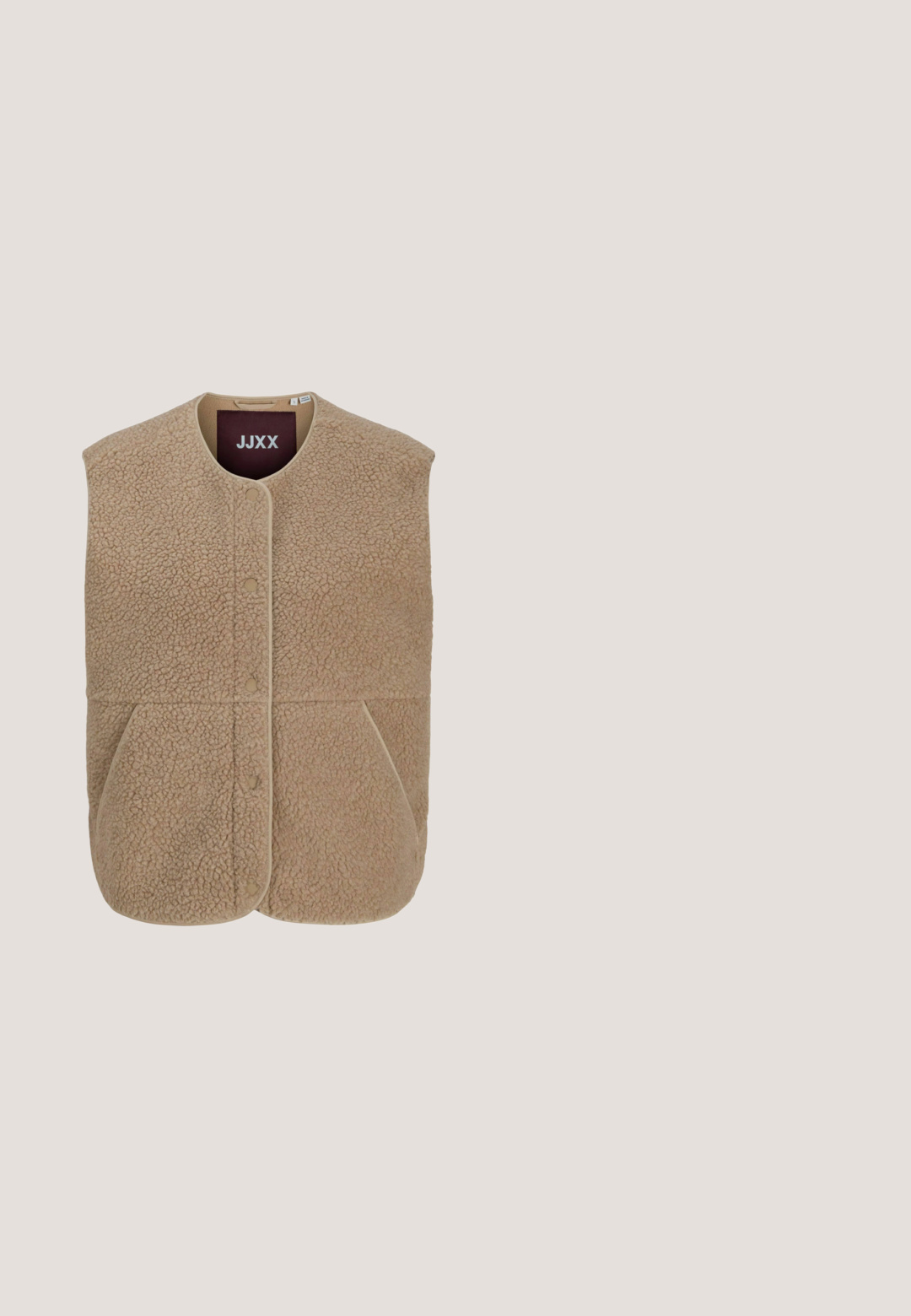 Chaleco de forro polar sin mangas color beige con botones a presión y dos bolsillos delanteros, etiquetado JJXX, talla pequeña.; Suéter blanco acanalado de cuello en V con mangas largas y acentos de botones dorados en los puños. Textura suave y diseño ajustado.; Pantalones de punto beige de pierna ancha con un patrón texturizado, una cintura alta y una pequeña etiqueta de logo en el lado.; Botín beige hasta el tobillo hecho de ante con un suave forro interior, punta redondeada y suela de goma plana. Presenta un tirador trasero y detalles de costura.; Montura de gafas de forma cuadrada con un patrón carey en tonos marrón y amarillo, con lentes transparentes y patillas negras.; Bolso beige con paneles de piel sintética suave, asas de cuero y una parche rectangular en el frente, diseñado para llevar en la mano o al hombro.
