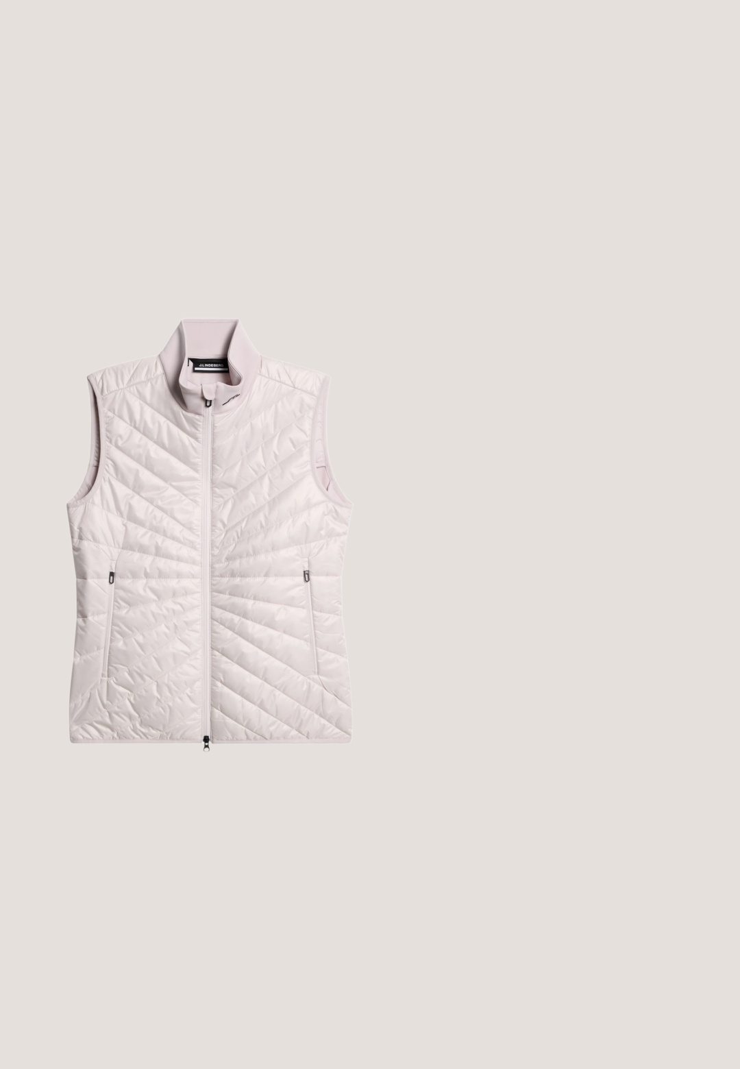 Helles rosa ärmelloses Vest mit hohem Kragen, ausgestattet mit einem gesteppten Rautenmuster, einem Frontreißverschluss und zwei Seitentaschen. Glatte Textur.; Beige Strickpullover mit einem gerippten Rundhalsausschnitt und langen Ärmeln. Mit gerippten Bündchen und Saum. Dezentes Logo auf der Brust gestickt.; Beige Poloshirt mit schwarzen und weißen Raglanärmeln, mit Kragen, Drei-Knopf-Leiste und kleinem Logo auf der Brust. Glattes Material.; Hellbeige maßgeschneiderte Hose mit Gürtelschlaufen, vorderem Knopfverschluss, seitlichen Taschen und dezenten Bügelfalten.; Weiße Sportschuhe mit glattem Obermaterial aus synthetischem Leder, strukturierten Akzenten, gepolsterter Knöchelstütze und gummierter Sohle mit guter Traktion. Silberne Logodetails.; Marineblauer Ledergürtel mit einer kleinen Schleifendetail vorne, flach auf einem weißen Hintergrund liegend.