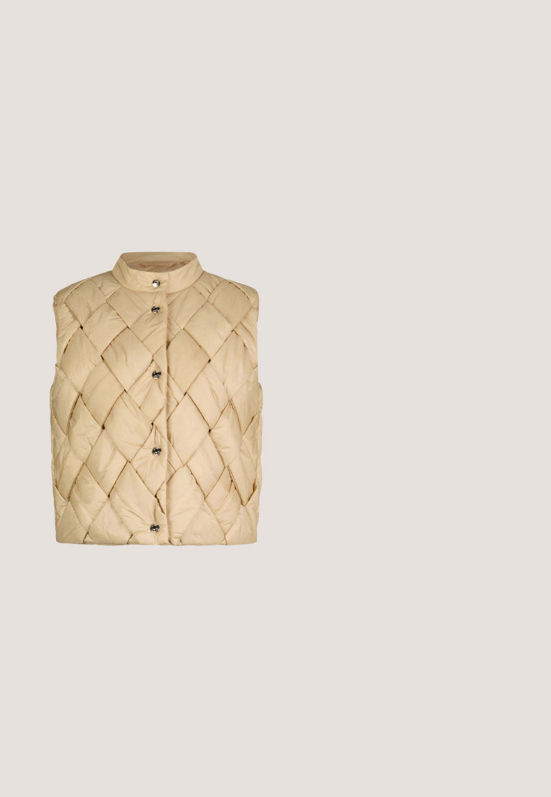 Veste sans manches matelassée beige avec col montant et cinq boutons-pression métalliques sur le devant.; Sweat-shirt blanc avec capuche, cordons de serrage arborant un logo, poignets et ourlet côtelés. Détail brodé du logo sur la manches ; tissu doux et texturé.; Pantalon à jambes larges en tissu beige léger, doté d'une taille haute et de deux poches latérales zippées. Design épuré et minimaliste.; Baskets beiges avec des accents clairs, bout arrondi, dessus texturé, lacets plats et semelle rembourrée. Présentent un logo sur le côté.; Sac bandoulière rectangulaire en cuir beige avec une lanière amovible et un logo décoratif cousu à l'avant.; BOSS DOUBLE B SWING - Boucles d'oreilles - gold-coloured