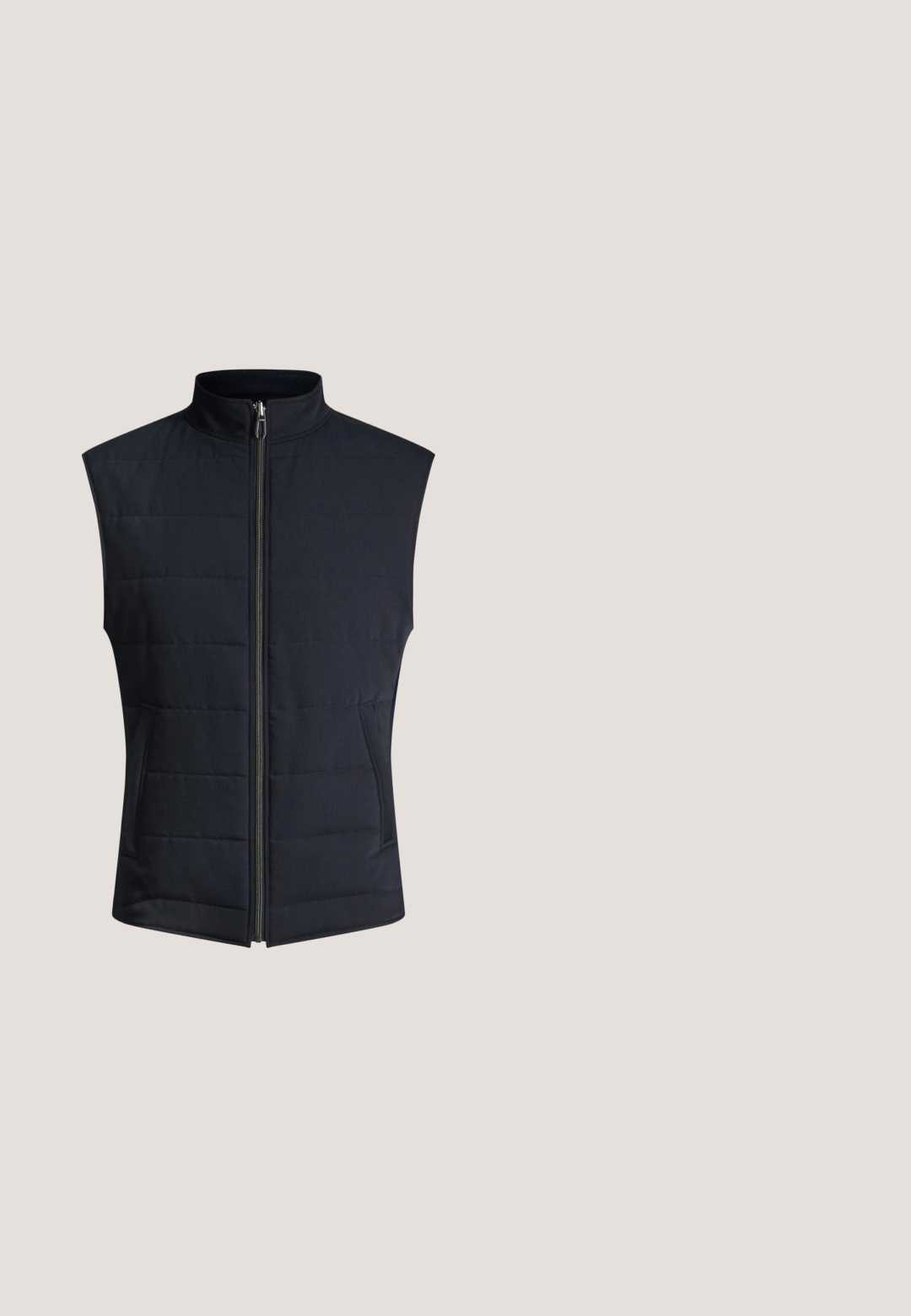 Zwarte mouwloze doorgestikte bodywarmer met ritssluiting aan de voorkant en twee zijzakken, opstaande kraag, effen ontwerp op witte achtergrond.; Wit poloshirt met korte mouwen, kraag en drie knopen, met een subtiel "BOSS"-logo op de borst en een klein label aan de zijkant.; Marineblauwe chino's van een gladde katoenmengstof. Voorzien van een knoopsluiting, riemlussen en rechte pijpen. Geen zichtbare patronen.; Witte leren sneaker met marineaccent, geperforeerd ontwerp aan de zijkant, ronde neus, zes oogjes en een contrasterende zool voor grip.; Blauwe zonnebril met rechthoekig montuur, donker getinte glazen en getextureerde pootjes, schuin geplaatst op een witte achtergrond.; Zwarte gestructureerde crossbodytas met verstelbare band, voorvak met ritssluiting en een aangebracht logo nabij de bovenste rits.
