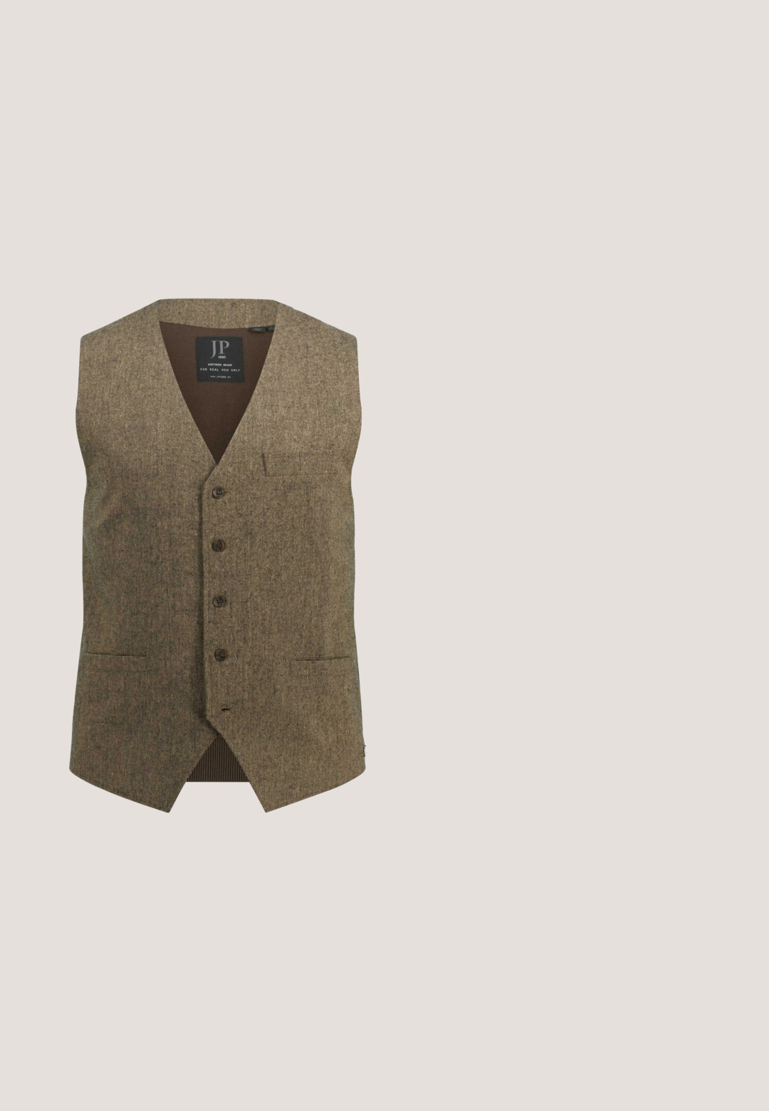 Gilet en tweed marron avec un col en V, cinq boutons, une poche poitrine simple et un dos côtelé. Texture notable et design classique.; Cardigan gris en laine avec un col en V, sept boutons en bois brun sur le devant, manches longues et un motif de tricot texturé.; Chemise blanche à manches longues avec col à boutons. Elle présente une poche poitrine et des accents de rayures colorées près de la poche et de la patte de boutonnage. Texture lisse.; Pantalons gris texturé avec une coupe ajustée, plis à l'avant, poches latérales et fermeture à bouton à la taille.; Chaussure de ville en cuir marron avec des brogues, présentant un orteil arrondi, des lacets plats et une finition lisse. Logo estampé sur le côté.; Attaché en cuir brun avec plusieurs compartiments, quincaillerie dorée et texture lisse, présentant une fermeture zippée et des sangles amovibles.