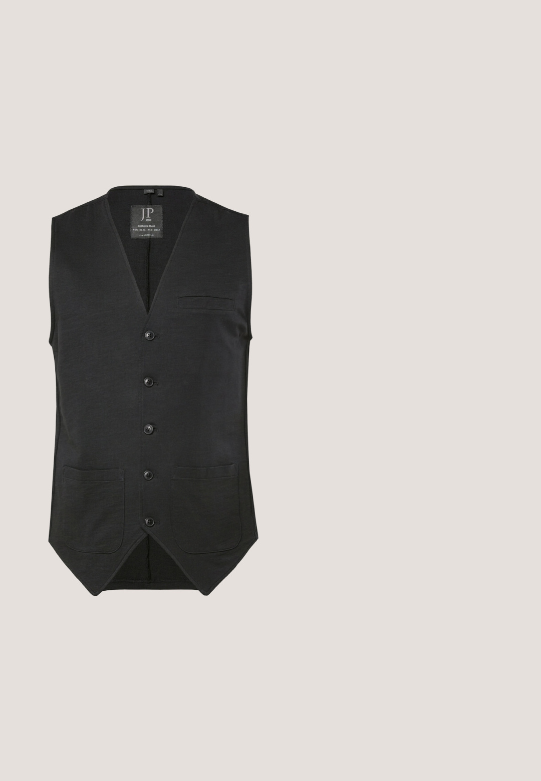 Sort ærmeløs vest med knapper og V-udskæring, to nederste påsyede lommer og en øverste brystlomme, mærket "JP 1880".; Stribet skjorte i mørkeblå med lyserøde og hvide lodrette striber. Den har lange ærmer, krave og en brystlomme.; Mørkegrå bomuldsbukser med lige ben-design, der har en knaplukning, bæltestropper og diskrete syning detaljer.; Sort slipsko i glat læder med et tekstureret mønstret panel, snørebånd, rundet tå og lav blokhæl.; Sort læder laptop taske med dobbelte håndtag, justerbar skulderrem og lynlås. Glat tekstur med diskrete stitching-detaljer.; Sort læderbælte med en rektangulær sølvmetal spænde. Spændet har en børstet finish og et graveret logo. Glat tekstur hele vejen igennem.