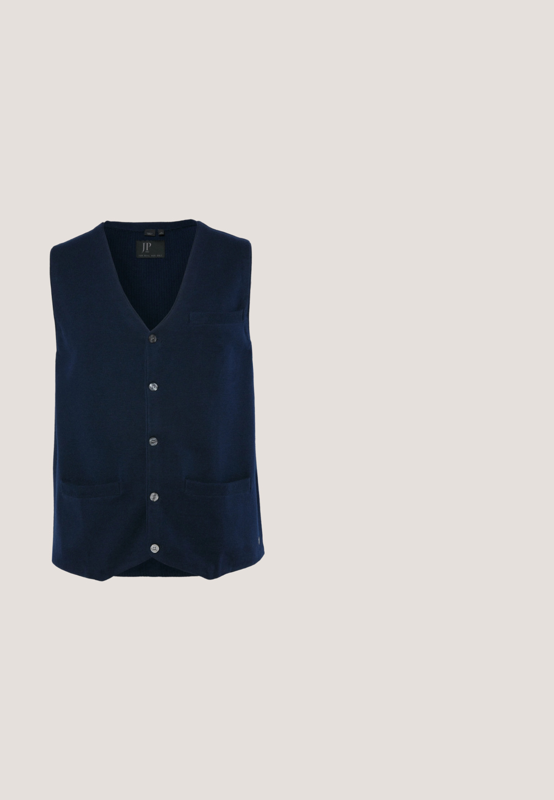 Donkerblauw herenvest met knopen, drie voorzakken en een V-hals.; Marineblauw shirt met lange mouwen, een knoopsluiting kraag en een patroon van kleine witte driehoeken. Voorzien van blauwe knopen en een afgeronde zoom.; Marineblauwe chino's gemaakt van een zachte, duurzame stof. Voorzien van een knoopsluiting, riemlussen en een recht gesneden ontwerp. Geen zichtbare patronen.; Navyblauwe suède loafers met een ronde neus, decoratief stiksel en een vlakke rubberen zool. Voorzien van een subtiel logo-accent aan de zijkant.; Zwarte rechthoekige Tommy Hilfiger gestructureerde leren pouch met zilveren rits en klein rood, wit en blauw merklogo aan de voorkant.; Marineblauwe geweven stoffen riem met rode, witte en blauwe accenten, een donker metalen gesp en een leren lusdetail bij de gesp.